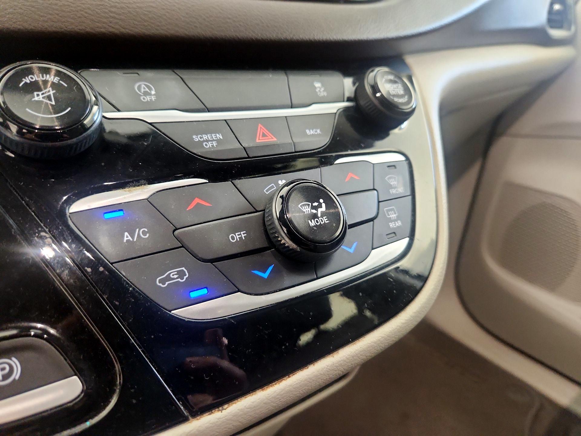 Thumbnail: 2017 Chrysler Pacifica - 16