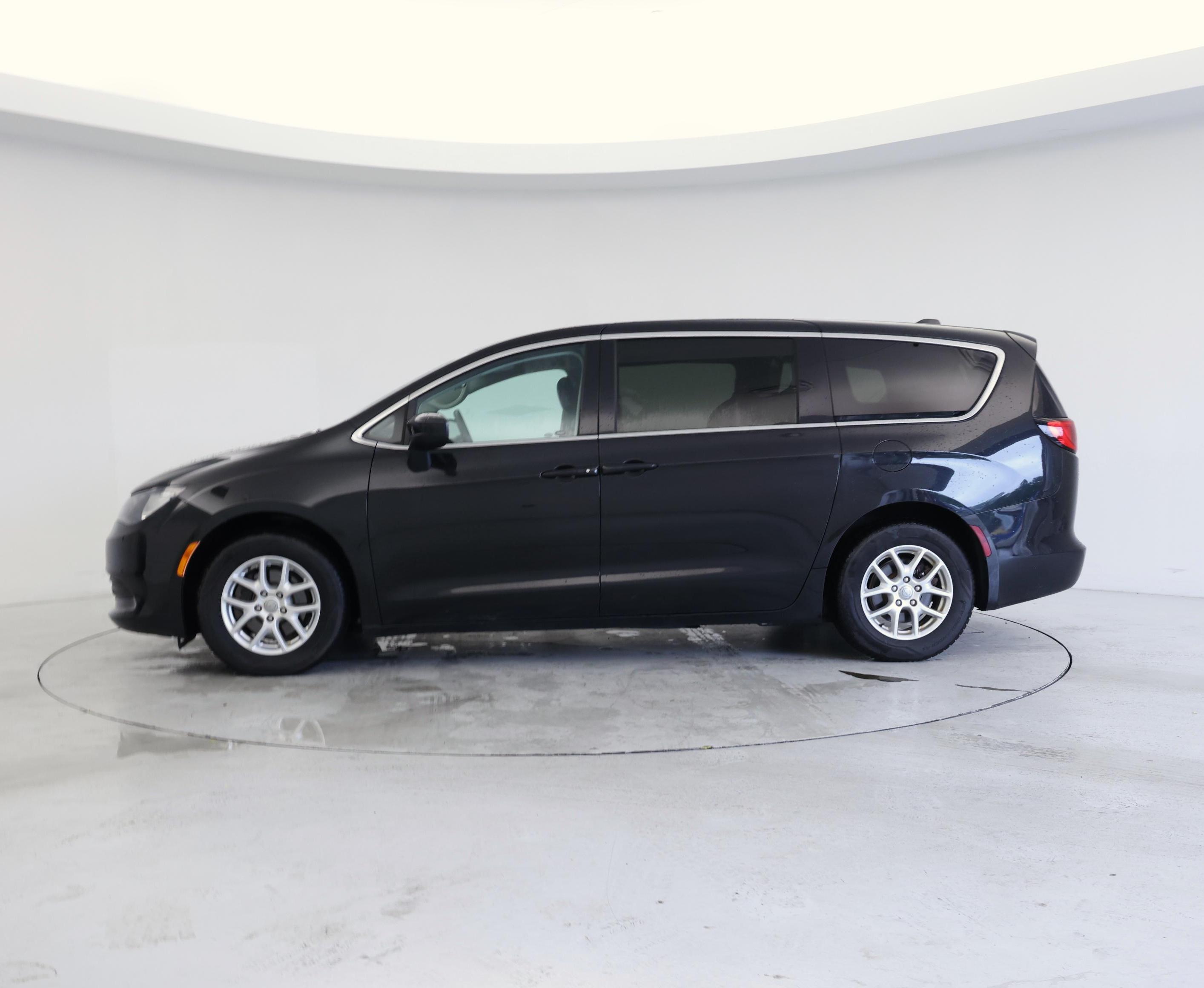 Thumbnail: 2017 Chrysler Pacifica - 3