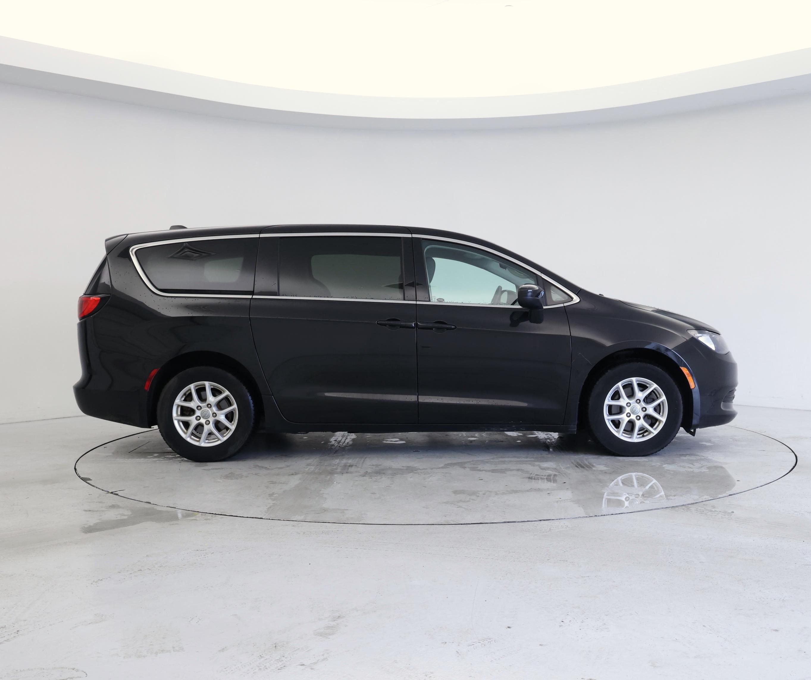 Thumbnail: 2017 Chrysler Pacifica - 7
