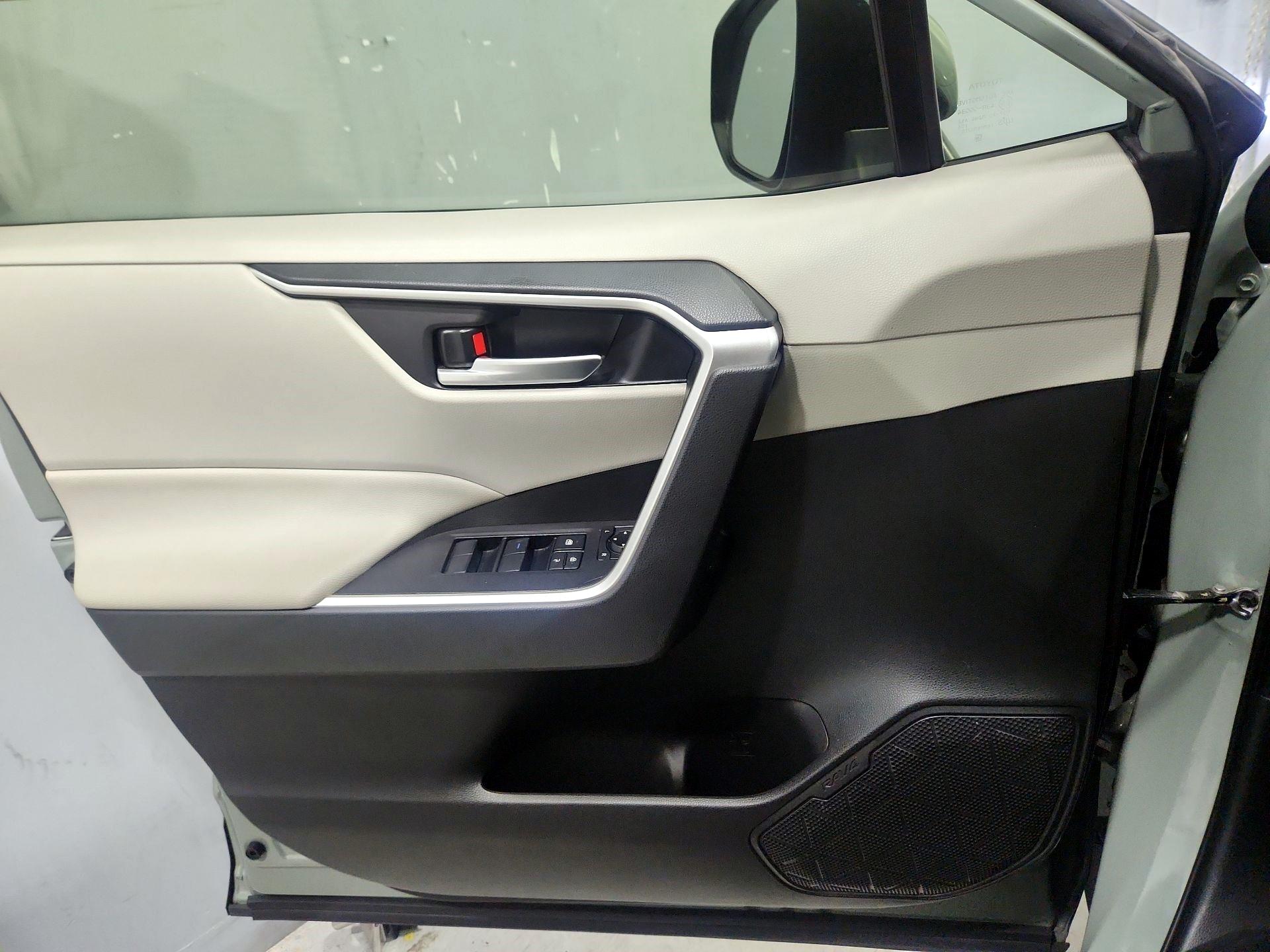 Thumbnail: 2020 Toyota RAV4 - 12