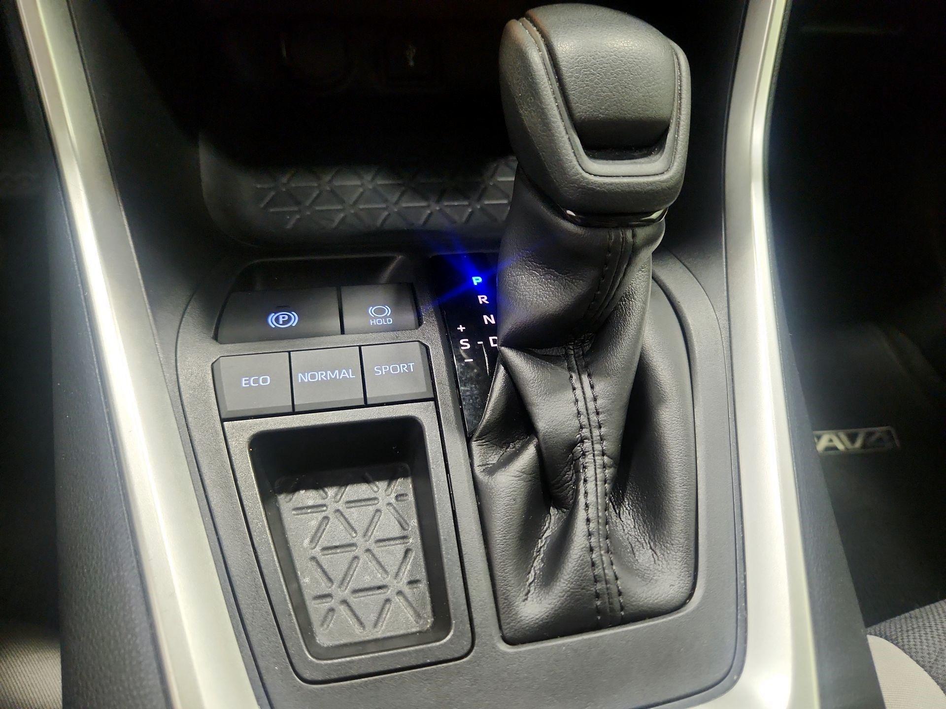 Thumbnail: 2020 Toyota RAV4 - 17