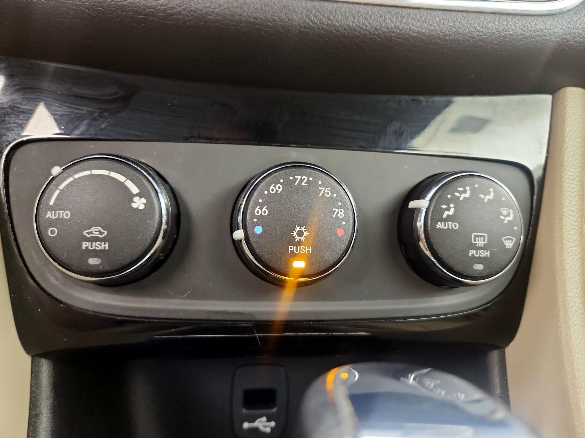 Thumbnail: 2014 Chrysler 200 - 14