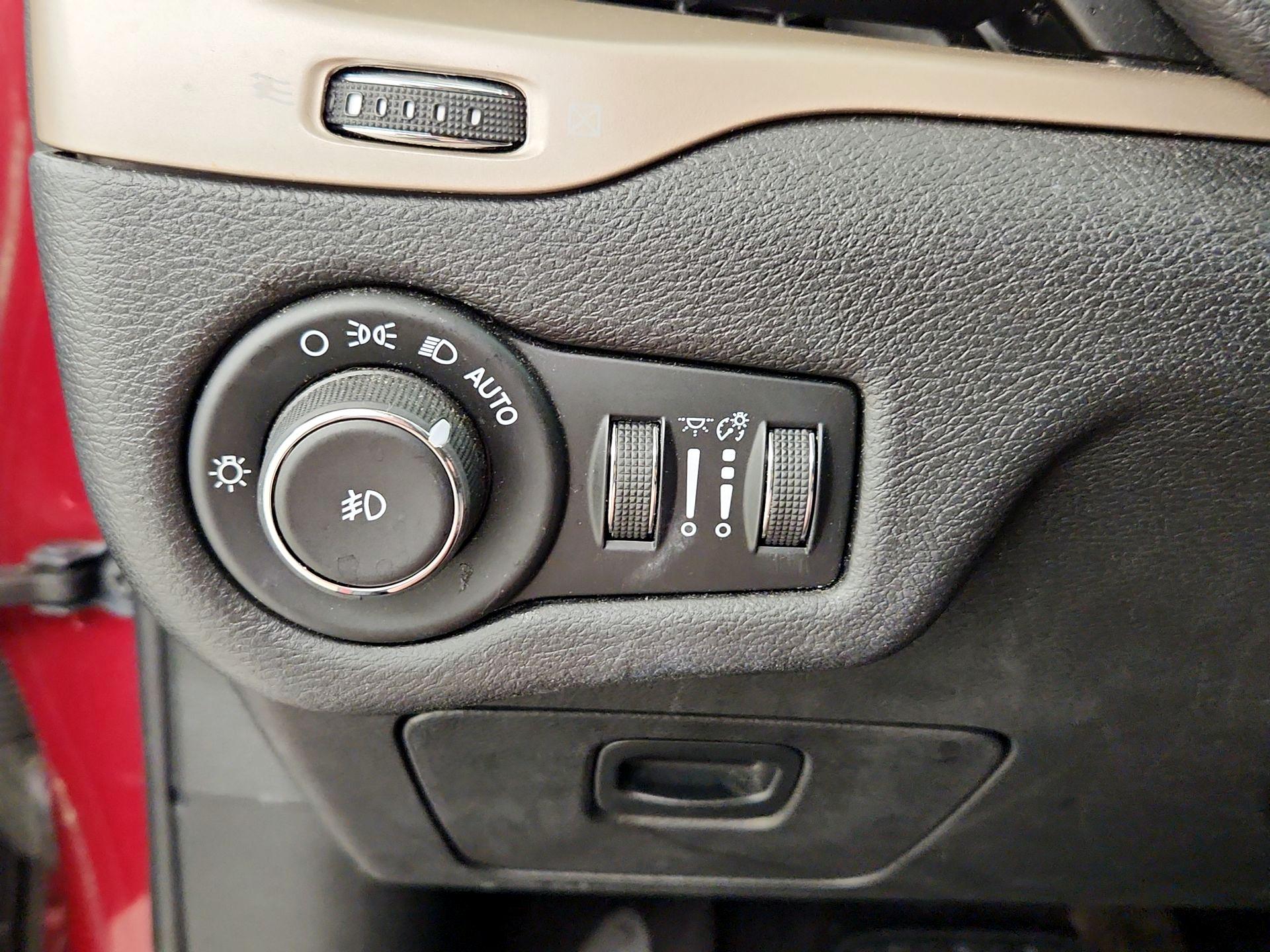 Thumbnail: 2017 Jeep Cherokee - 13