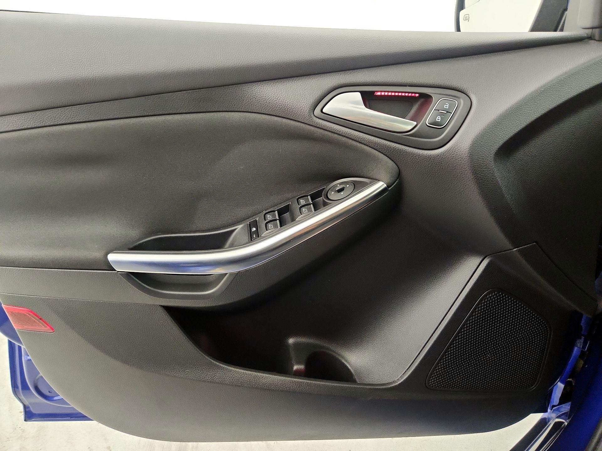 Thumbnail: 2015 Ford Focus - 10