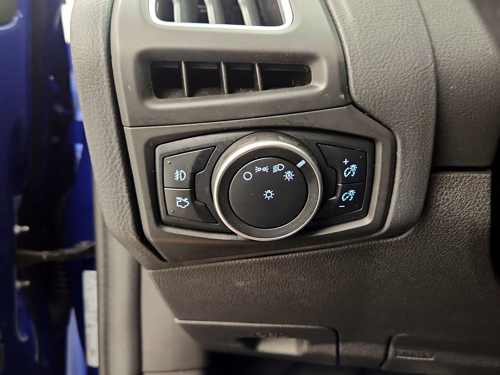 Thumbnail: 2015 Ford Focus - 11