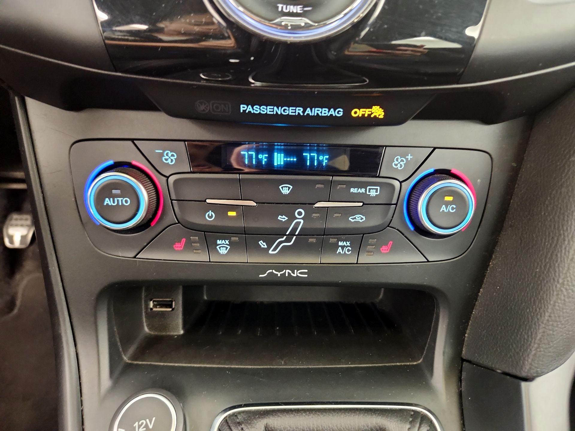 Thumbnail: 2015 Ford Focus - 15