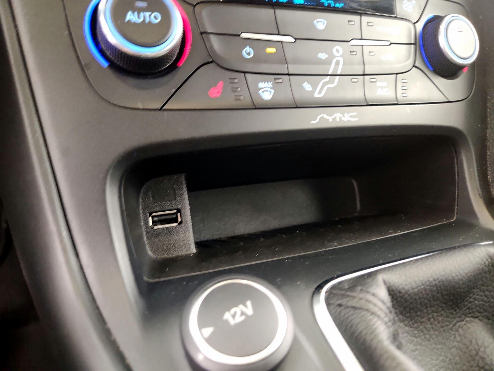 Thumbnail: 2015 Ford Focus - 17