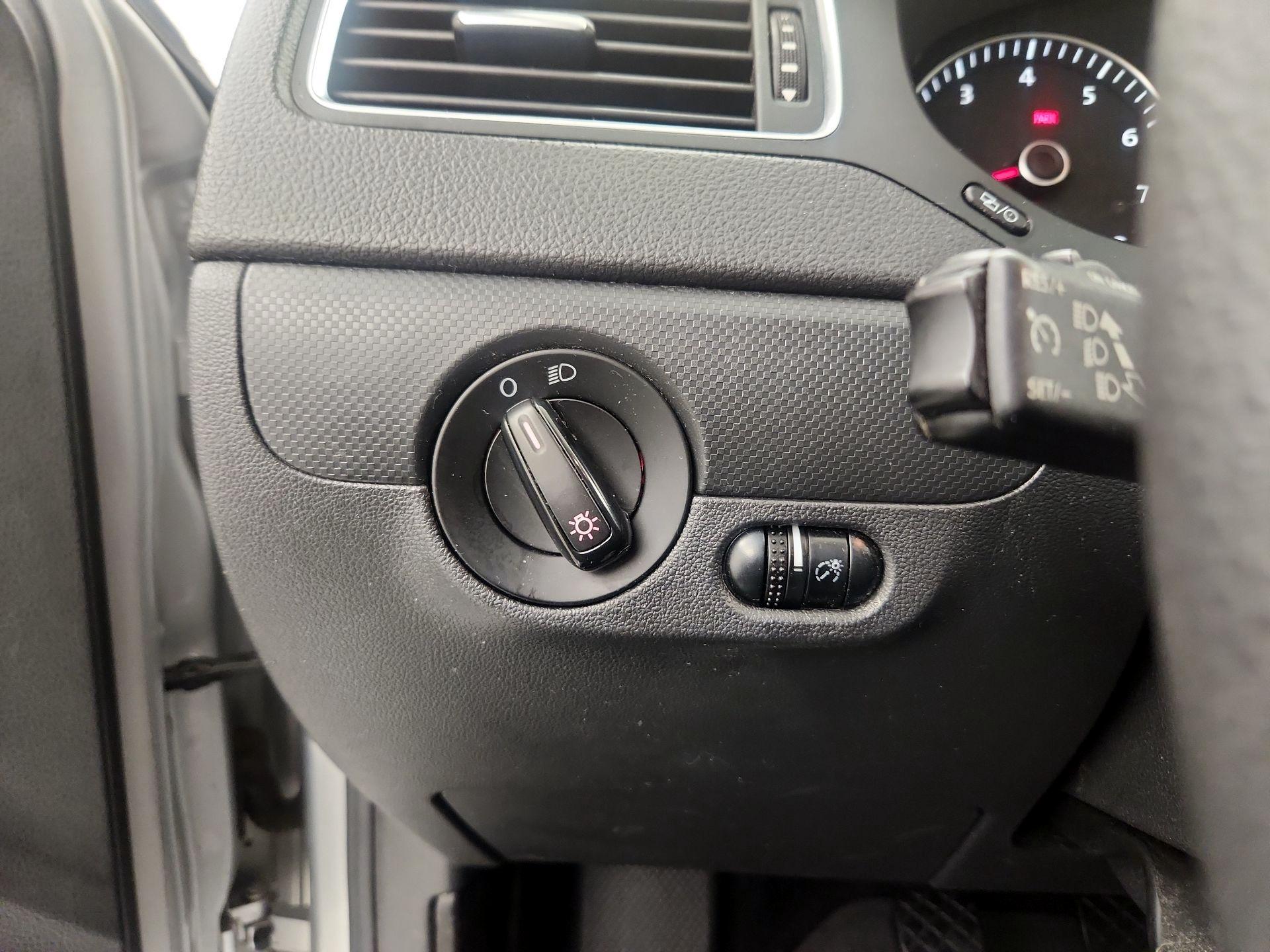 Thumbnail: 2014 Volkswagen Jetta - 13