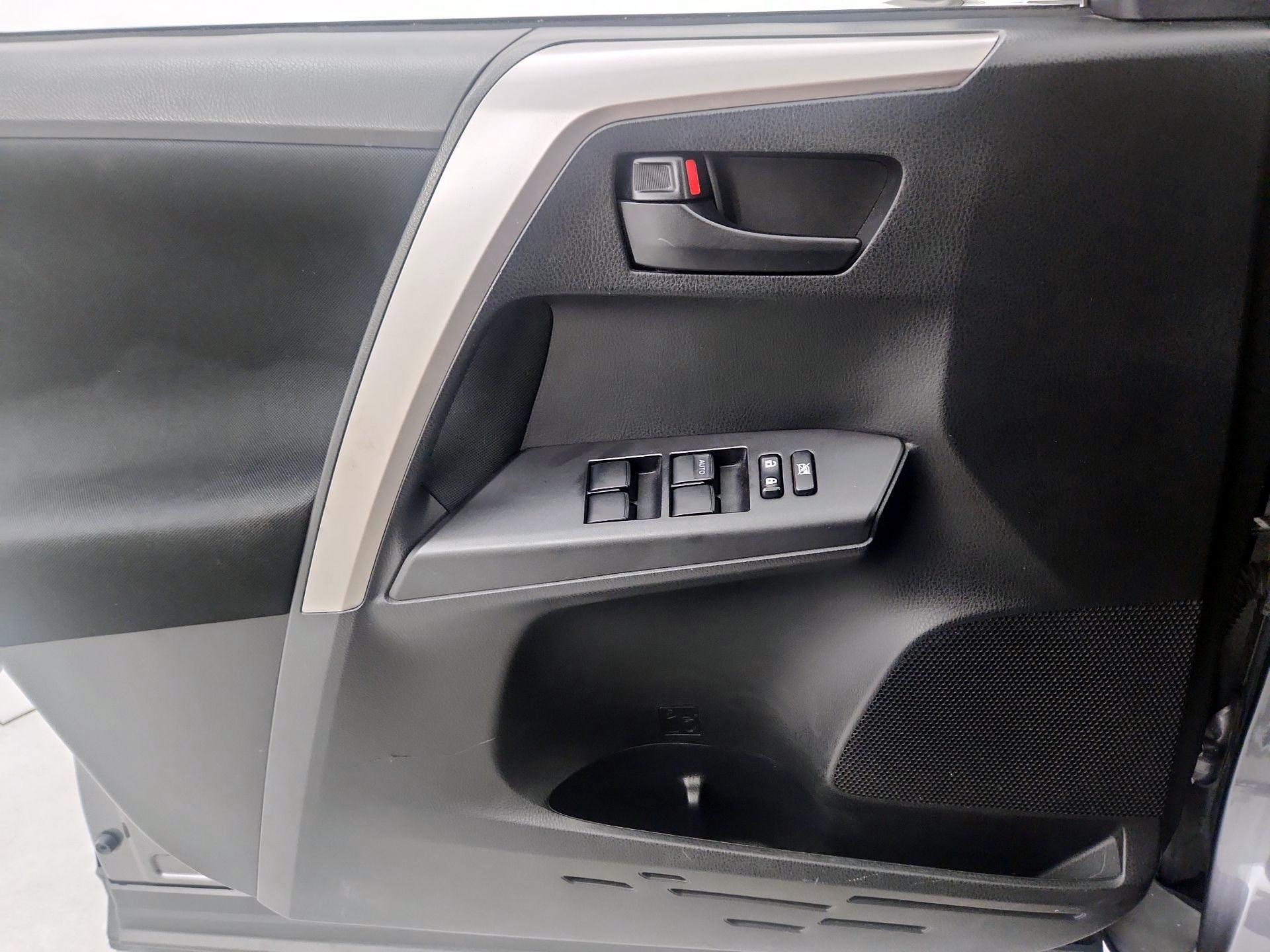 Thumbnail: 2016 Toyota RAV4 - 12