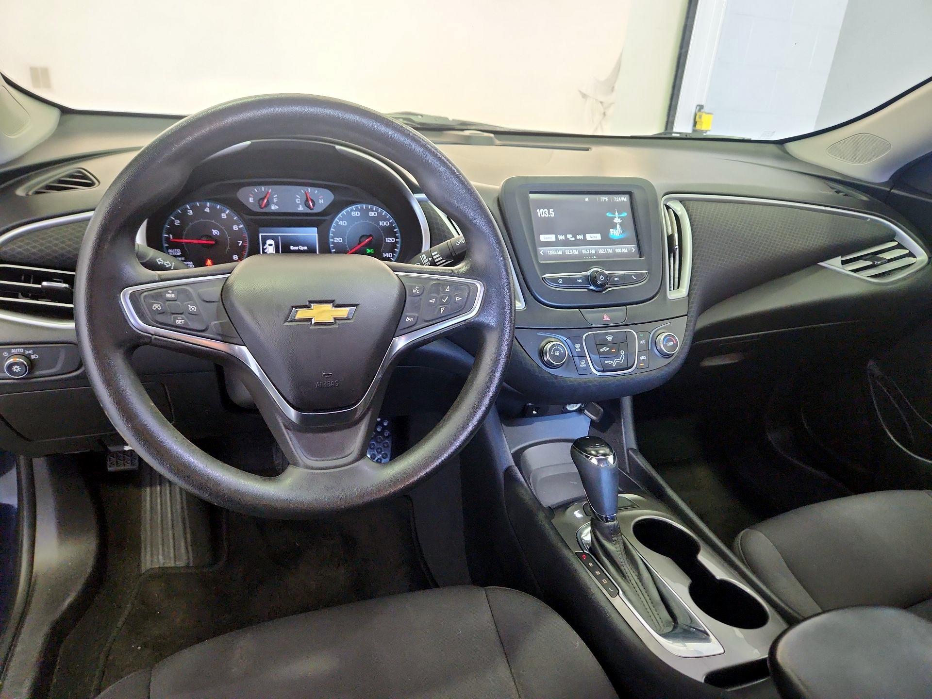 Thumbnail: 2017 Chevrolet Malibu - 9