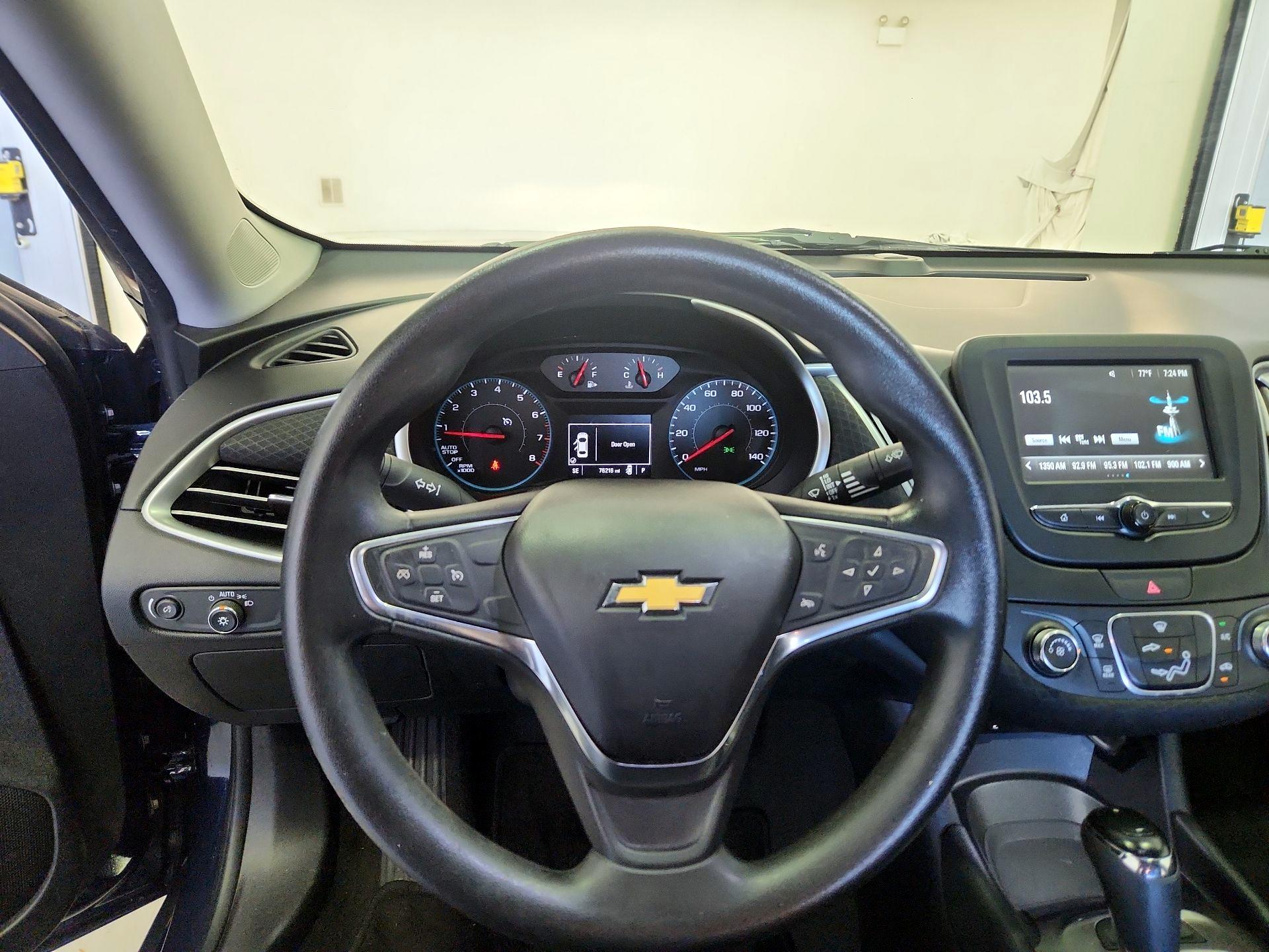 Thumbnail: 2017 Chevrolet Malibu - 10