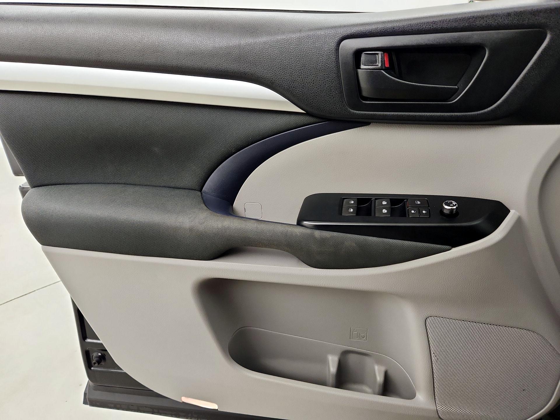 Thumbnail: 2019 Toyota Highlander - 12