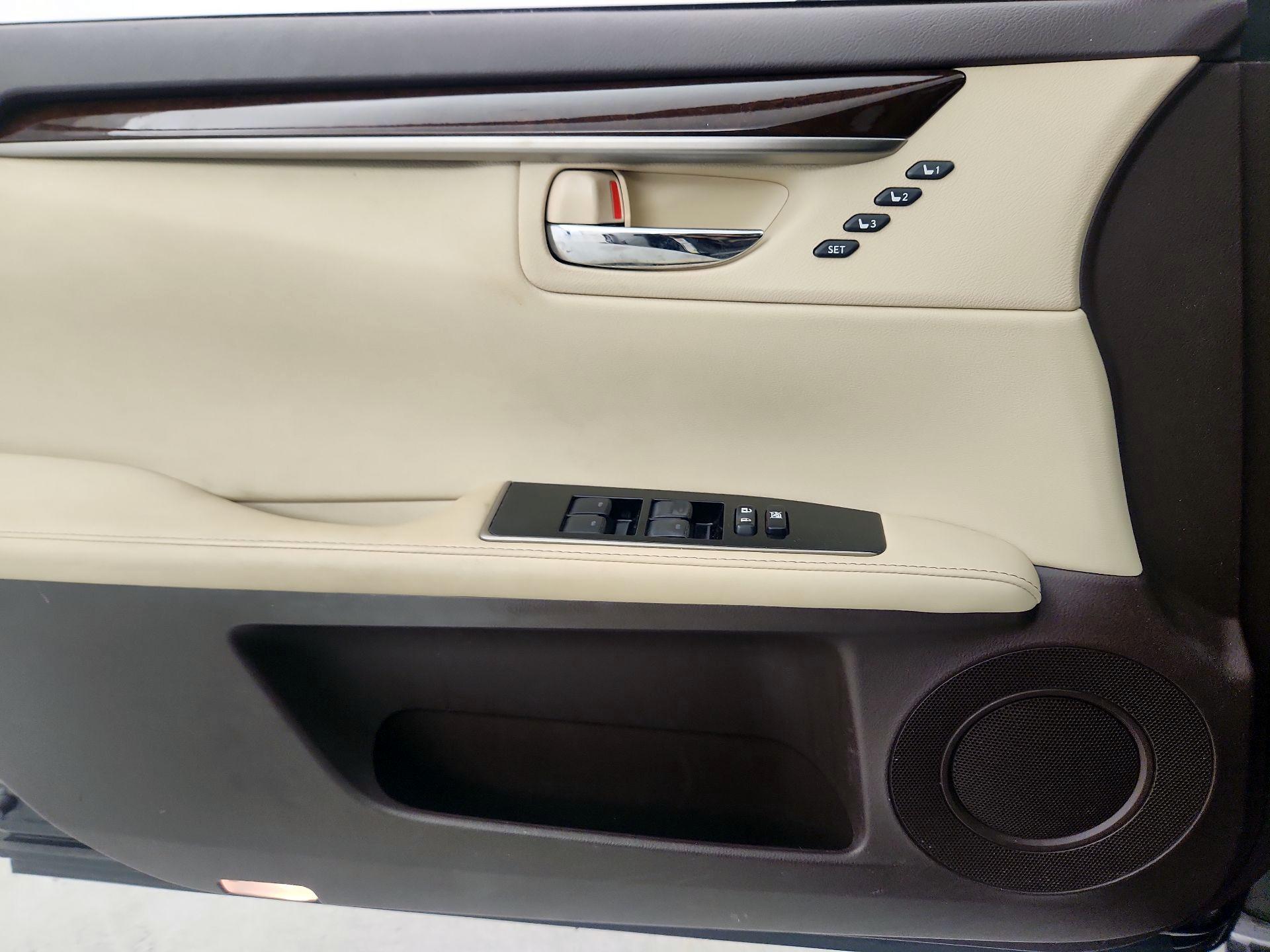 Thumbnail: 2018 Lexus ES - 12
