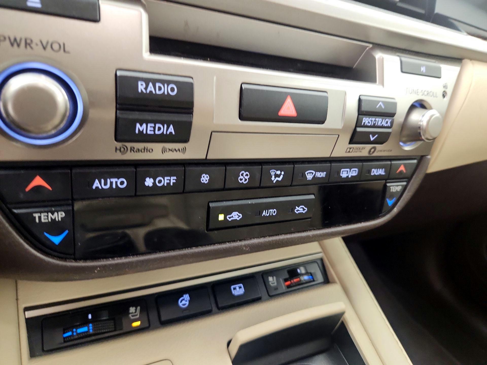 Thumbnail: 2018 Lexus ES - 17
