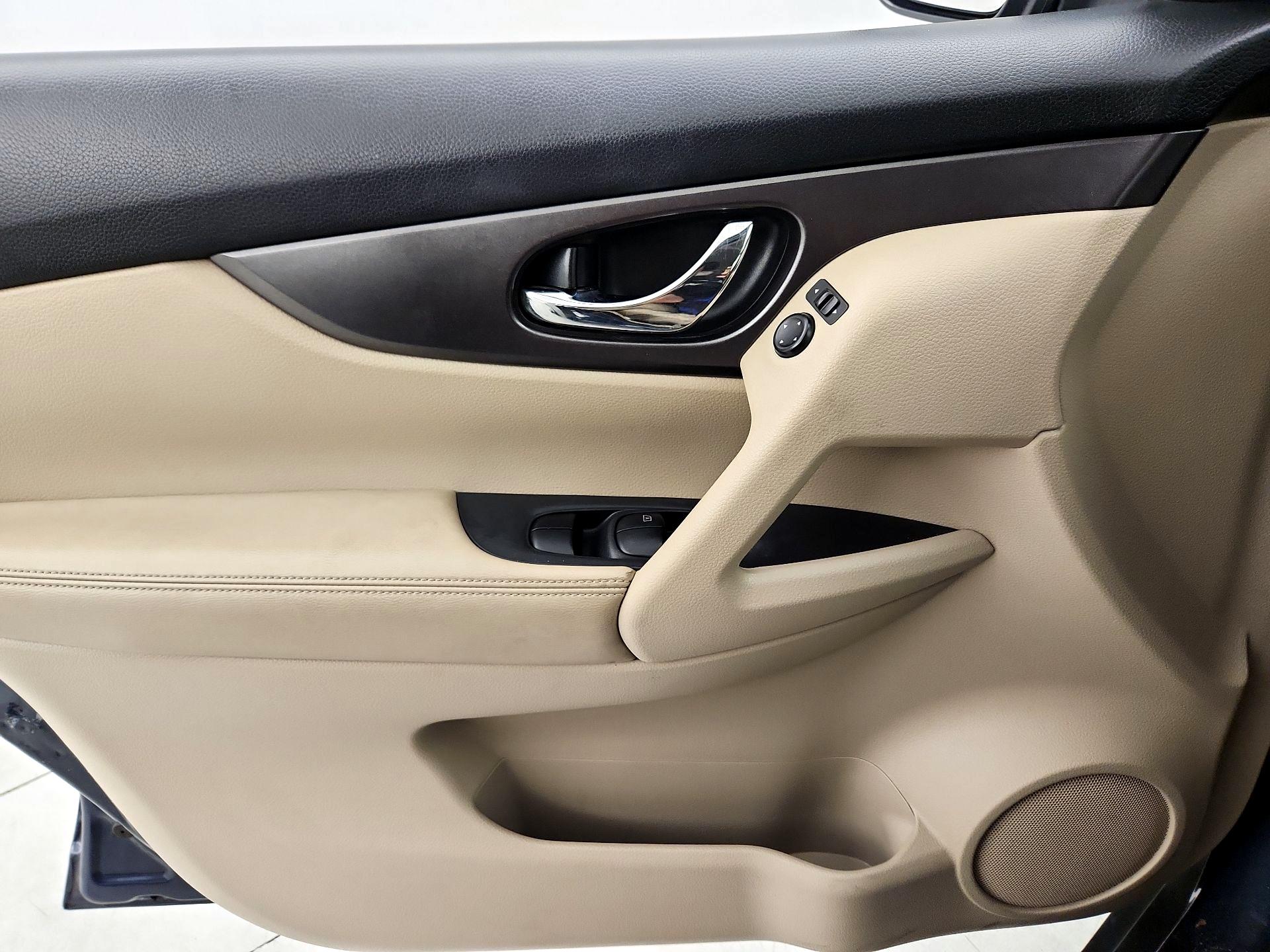 Thumbnail: 2016 Nissan Rogue - 12