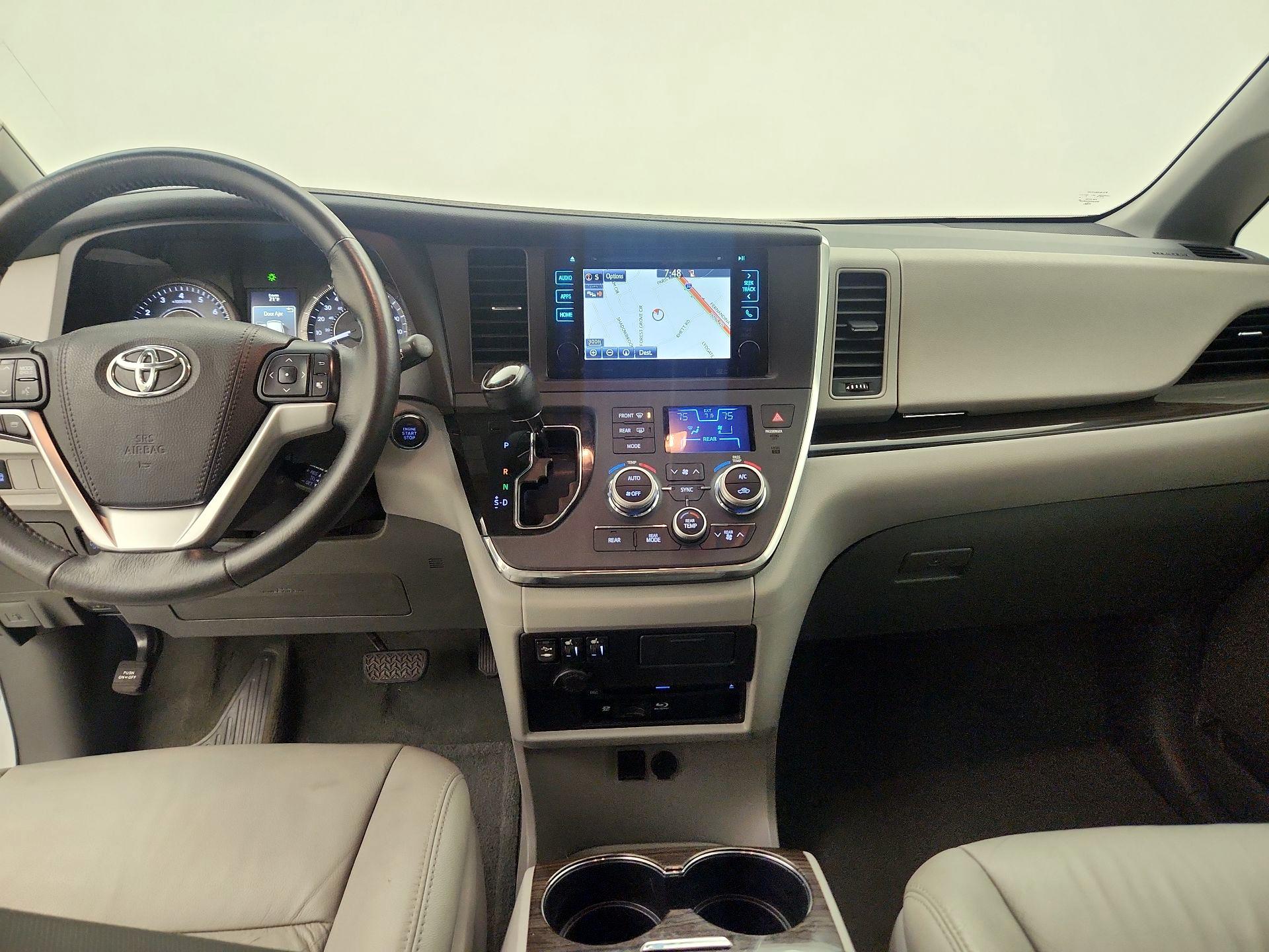 Thumbnail: 2017 Toyota Sienna - 9