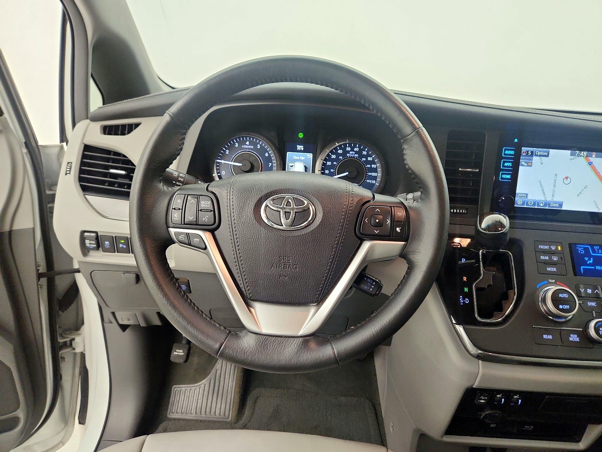 Thumbnail: 2017 Toyota Sienna - 10