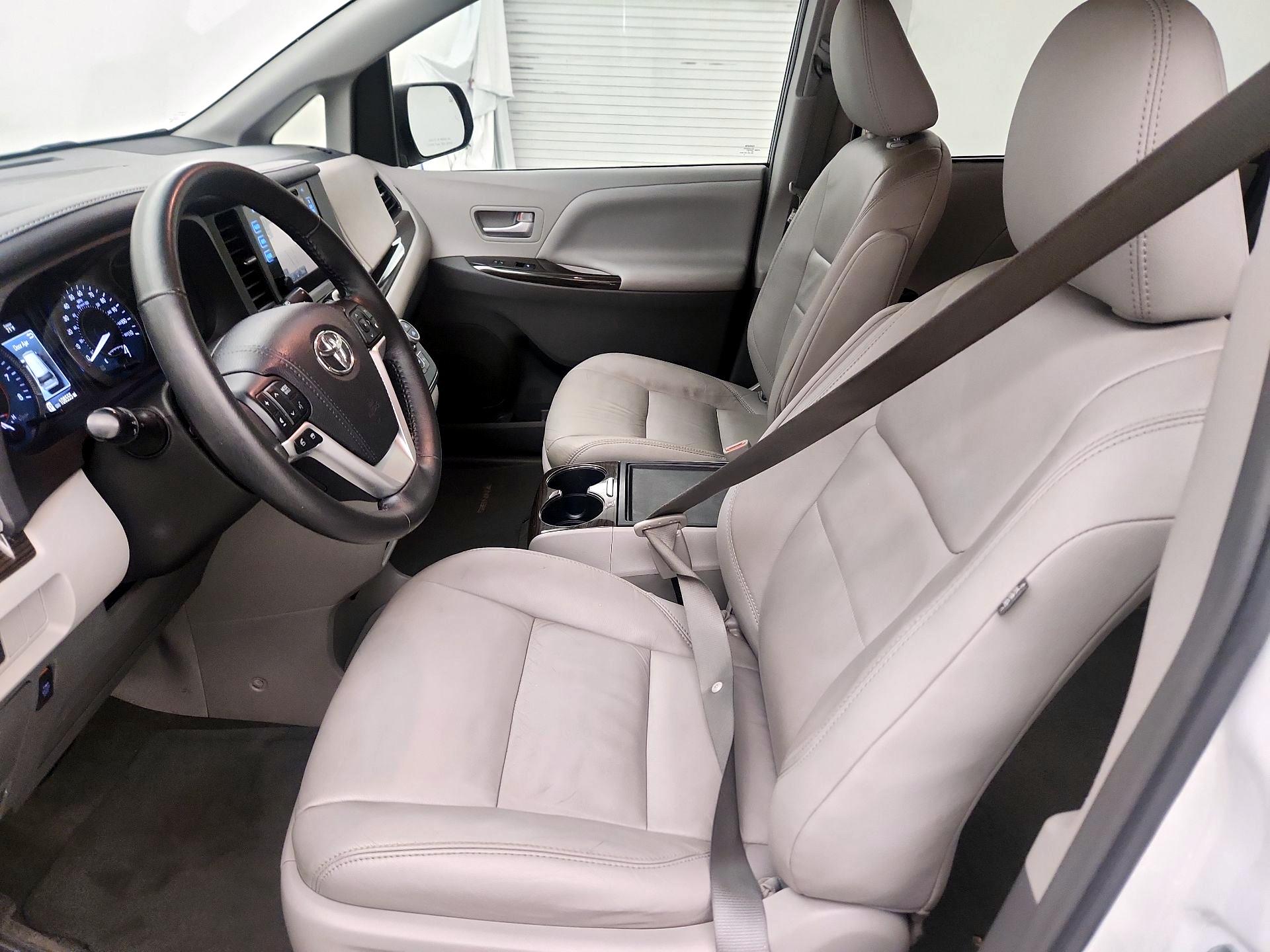 Thumbnail: 2017 Toyota Sienna - 11