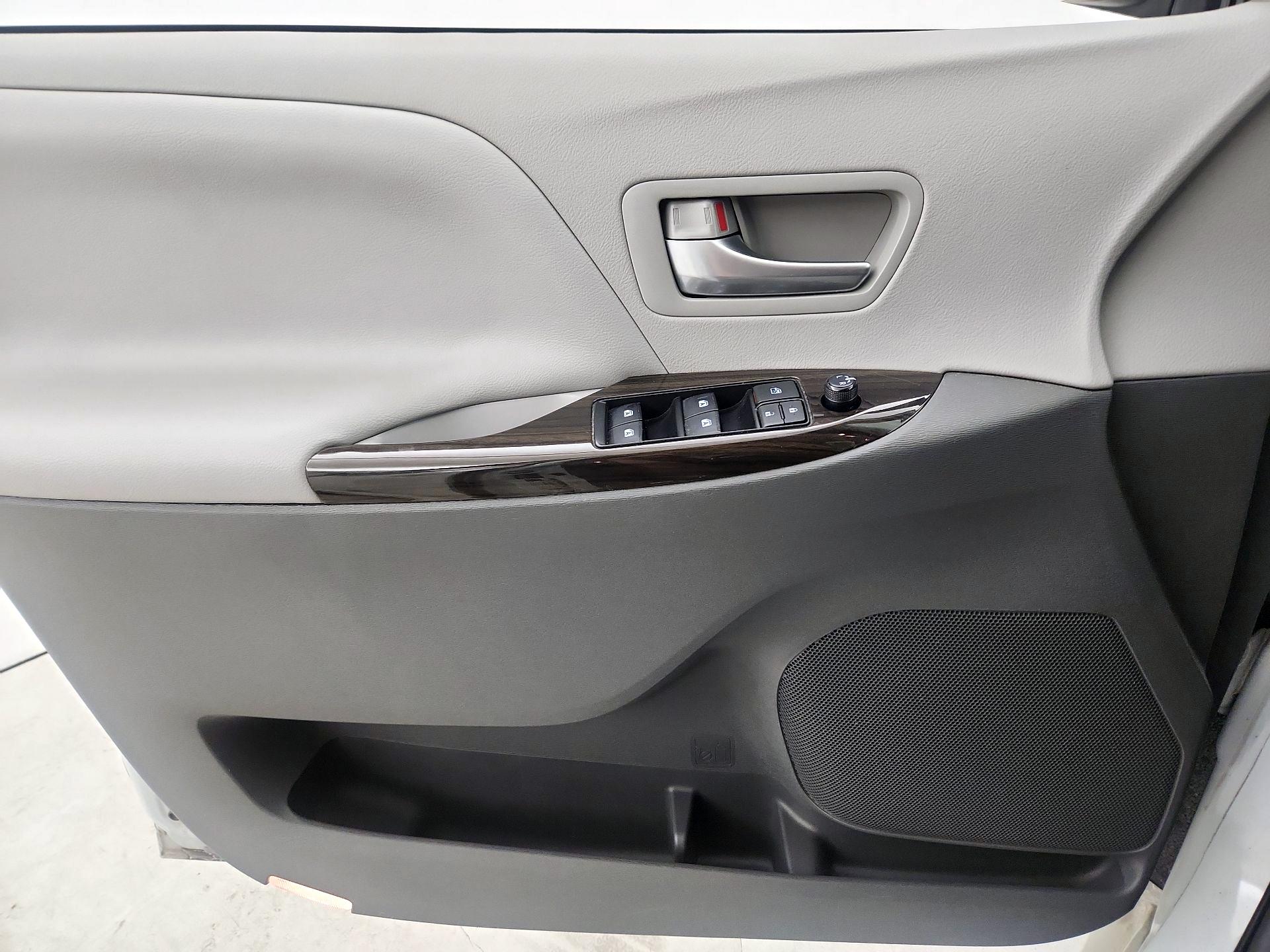 Thumbnail: 2017 Toyota Sienna - 12