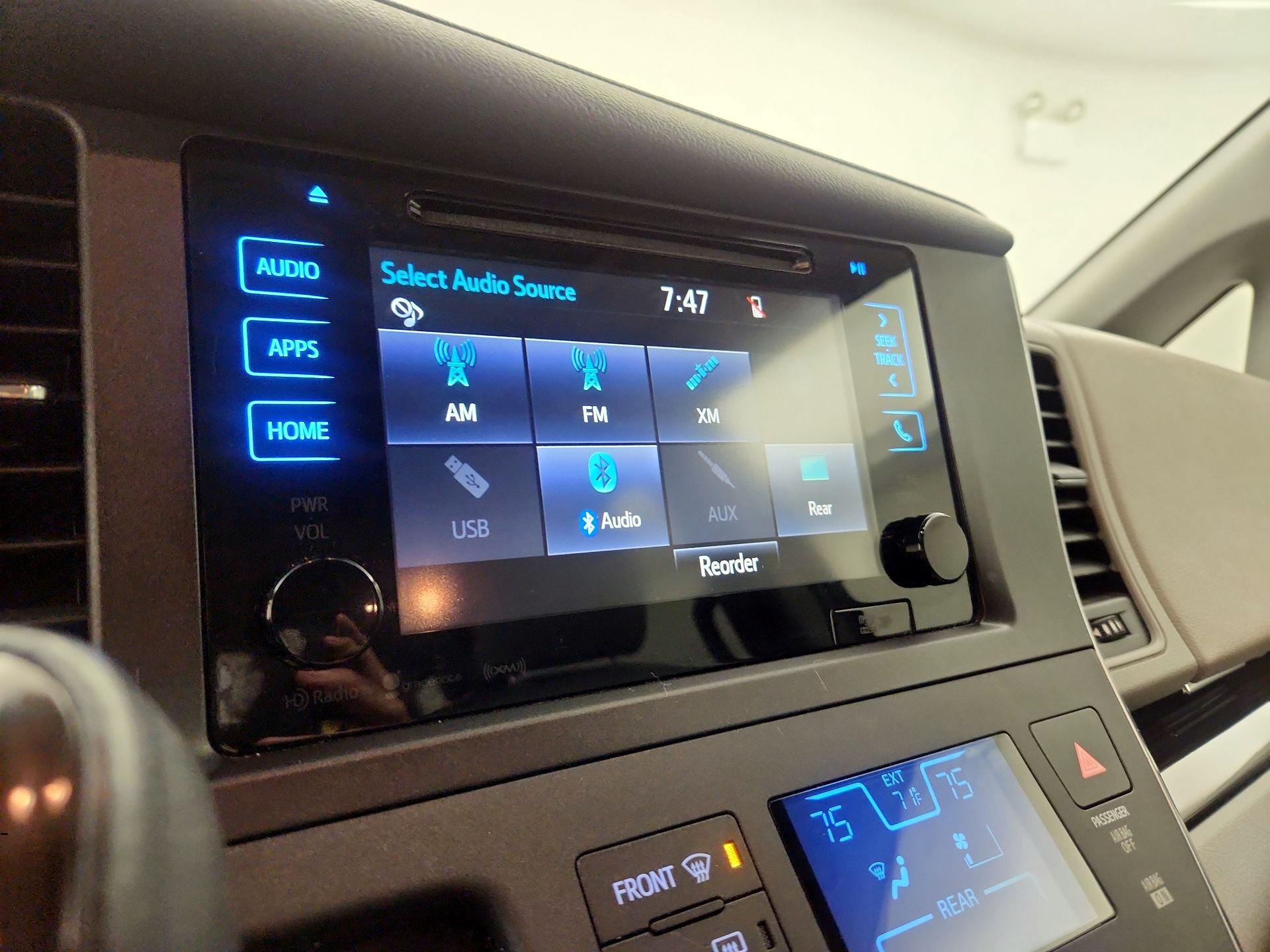 Thumbnail: 2017 Toyota Sienna - 16