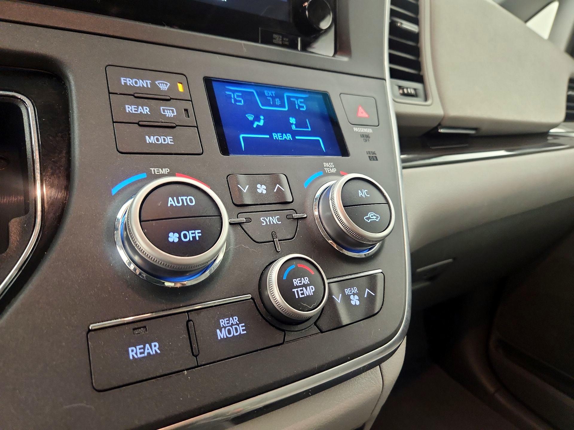 Thumbnail: 2017 Toyota Sienna - 17