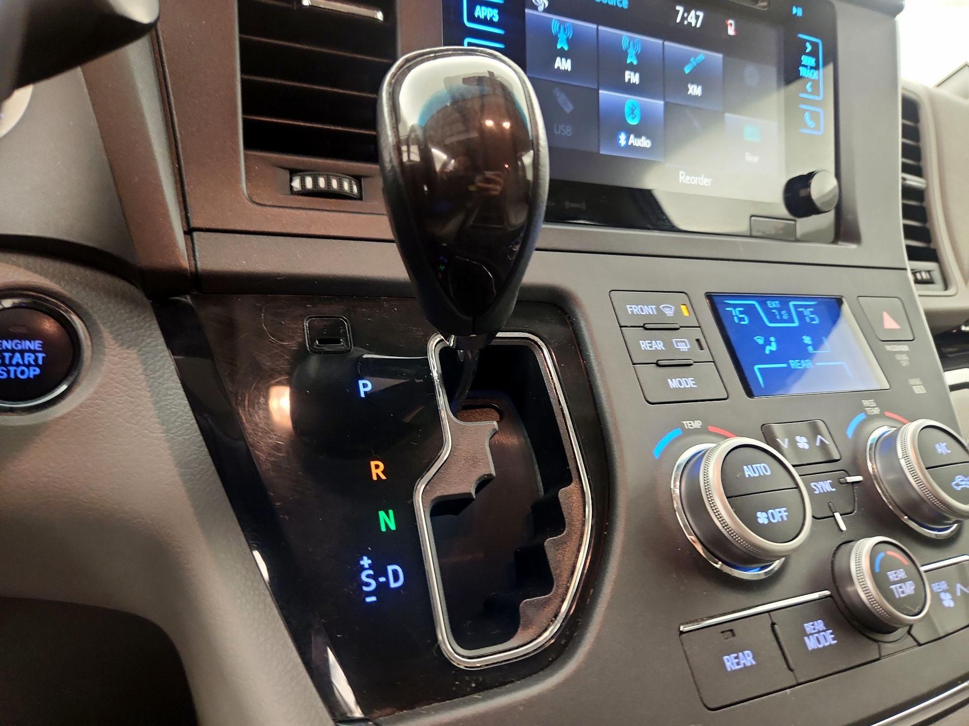 Thumbnail: 2017 Toyota Sienna - 18