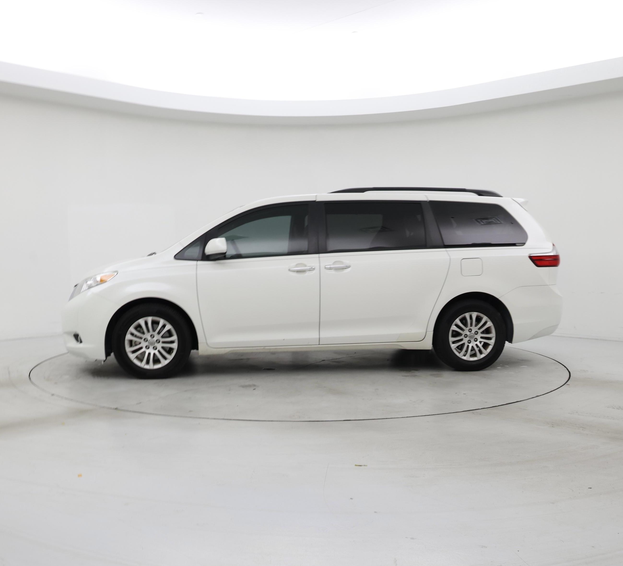 Thumbnail: 2017 Toyota Sienna - 3