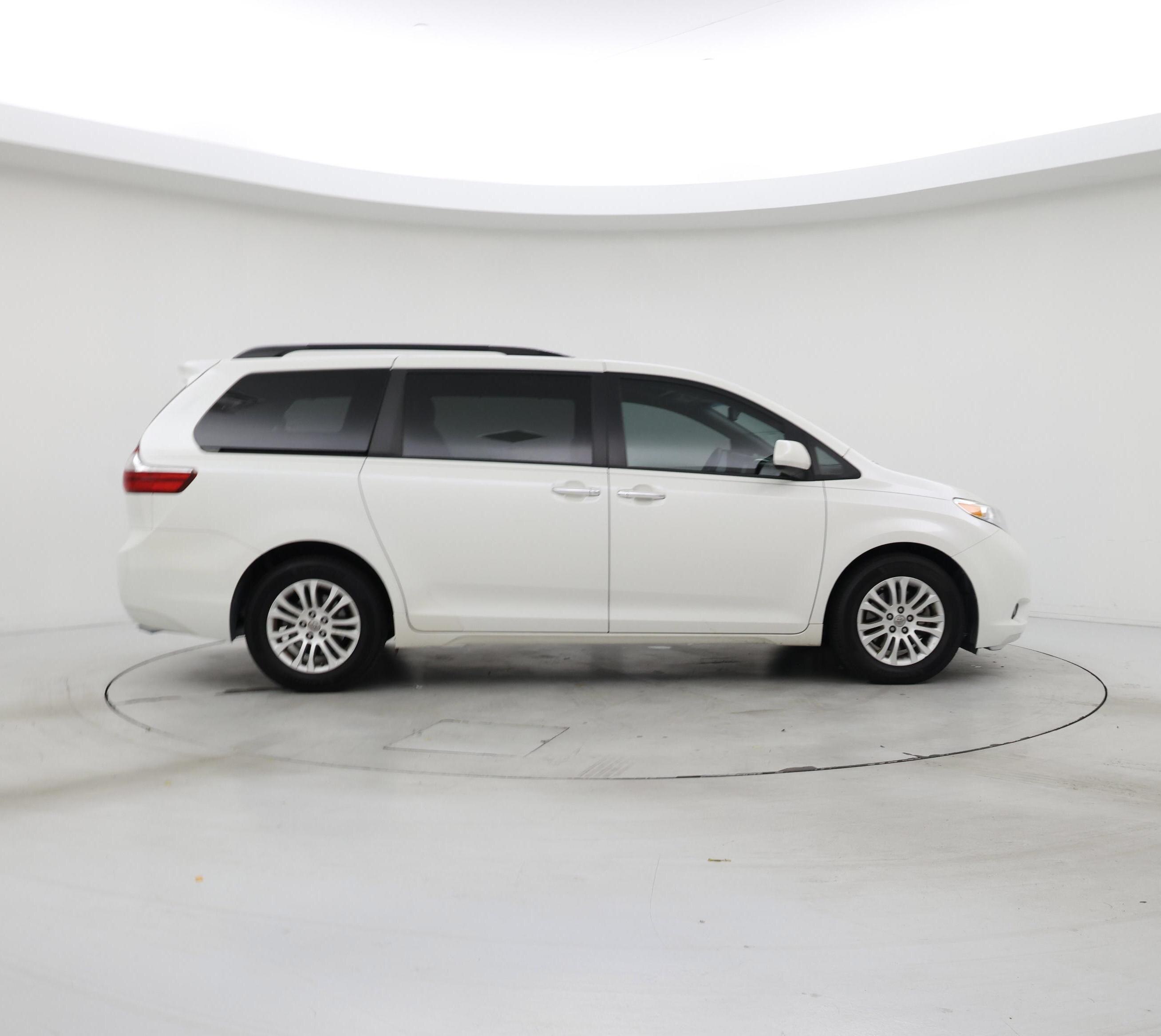 Thumbnail: 2017 Toyota Sienna - 7