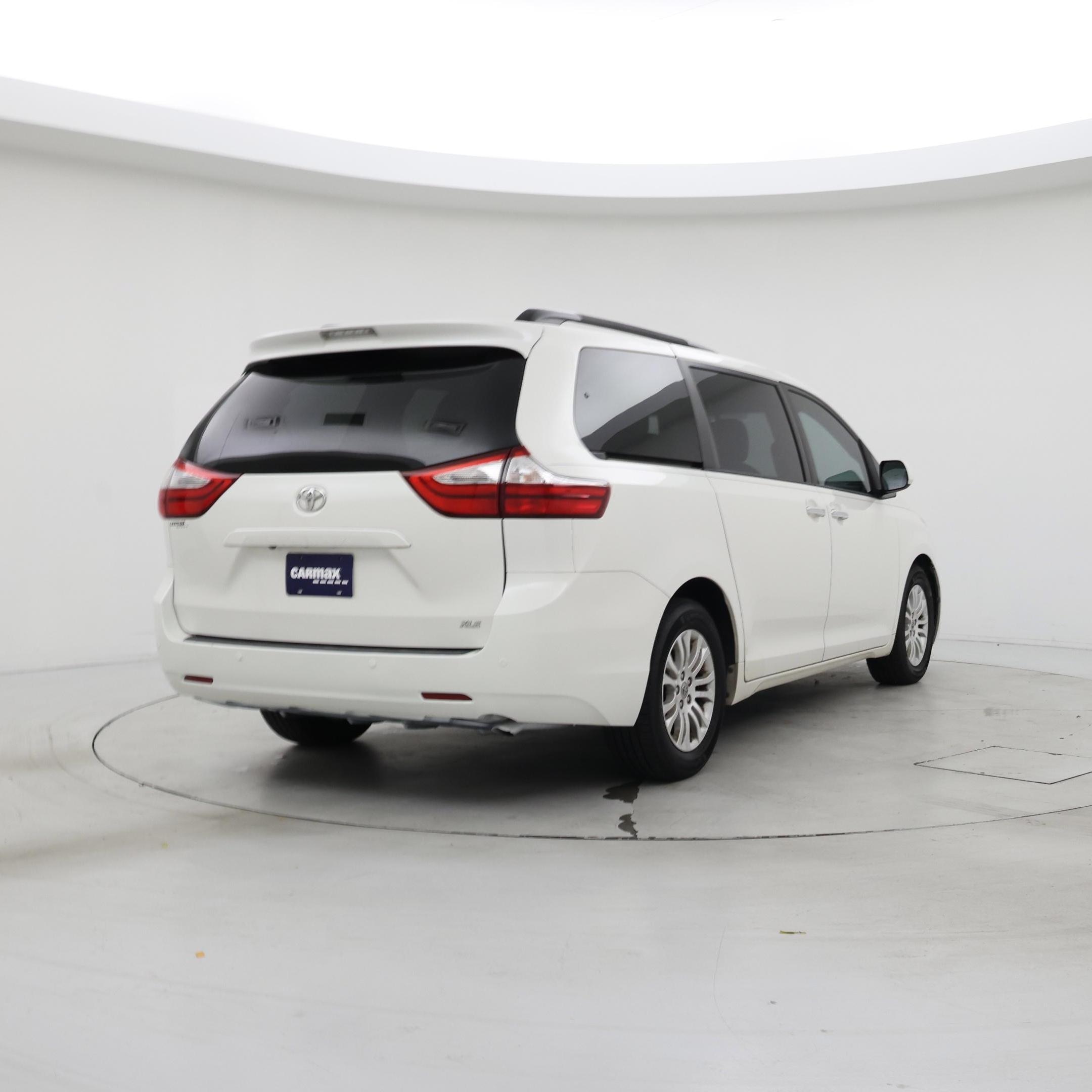 Thumbnail: 2017 Toyota Sienna - 8