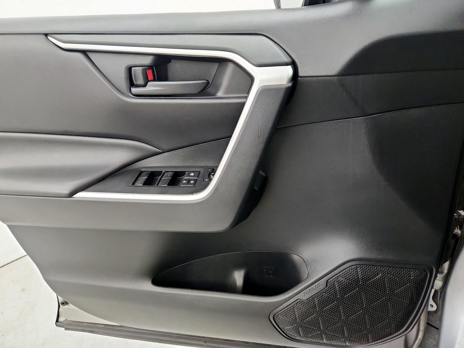 Thumbnail: 2019 Toyota RAV4 - 12
