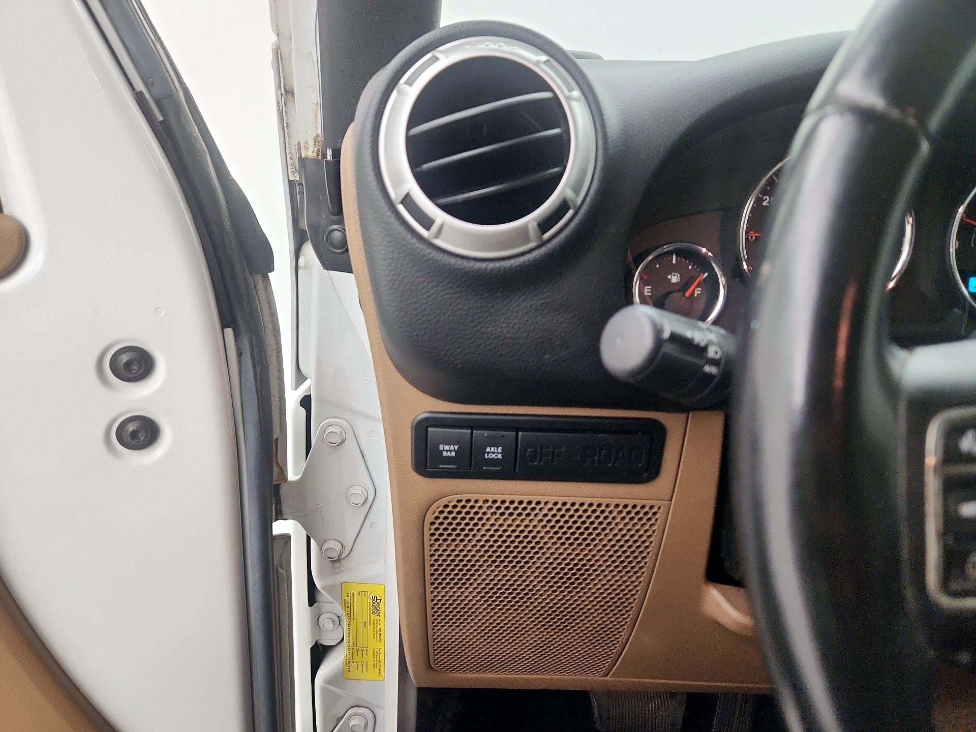 Thumbnail: 2016 Jeep Wrangler - 13