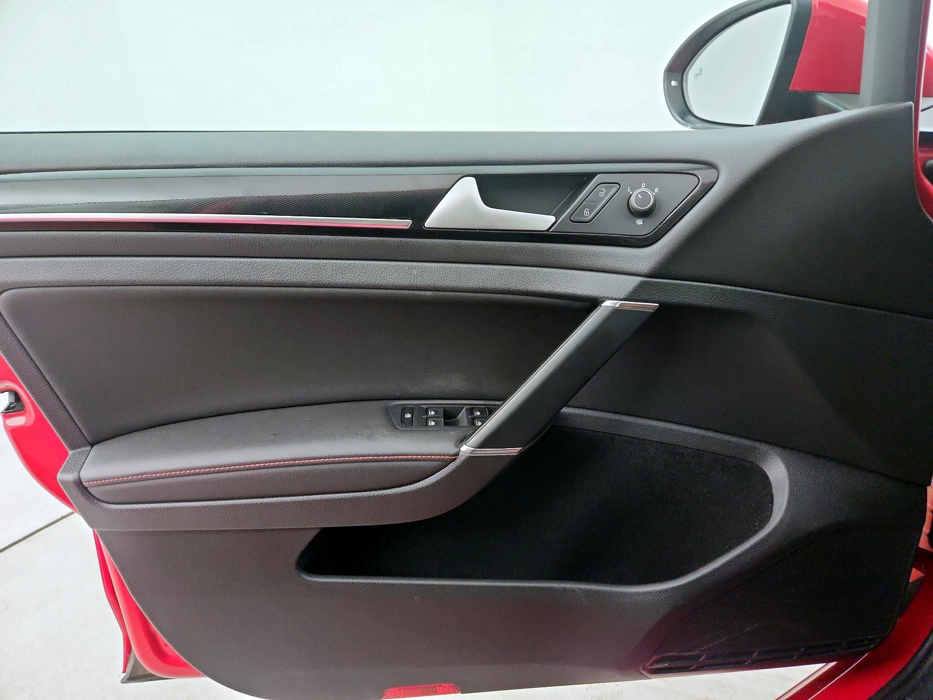 Thumbnail: 2017 Volkswagen Golf - 10