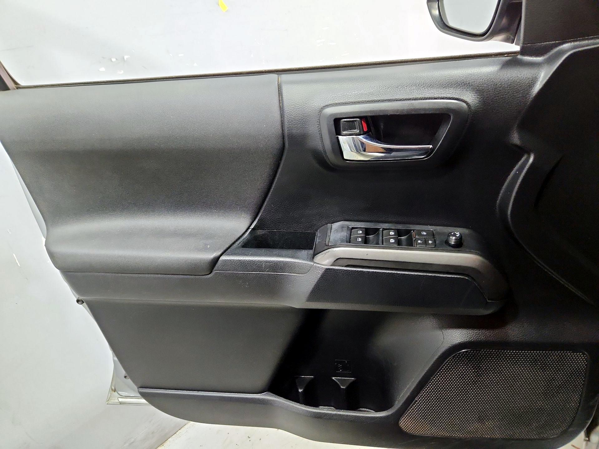 Thumbnail: 2019 Toyota Tacoma - 12