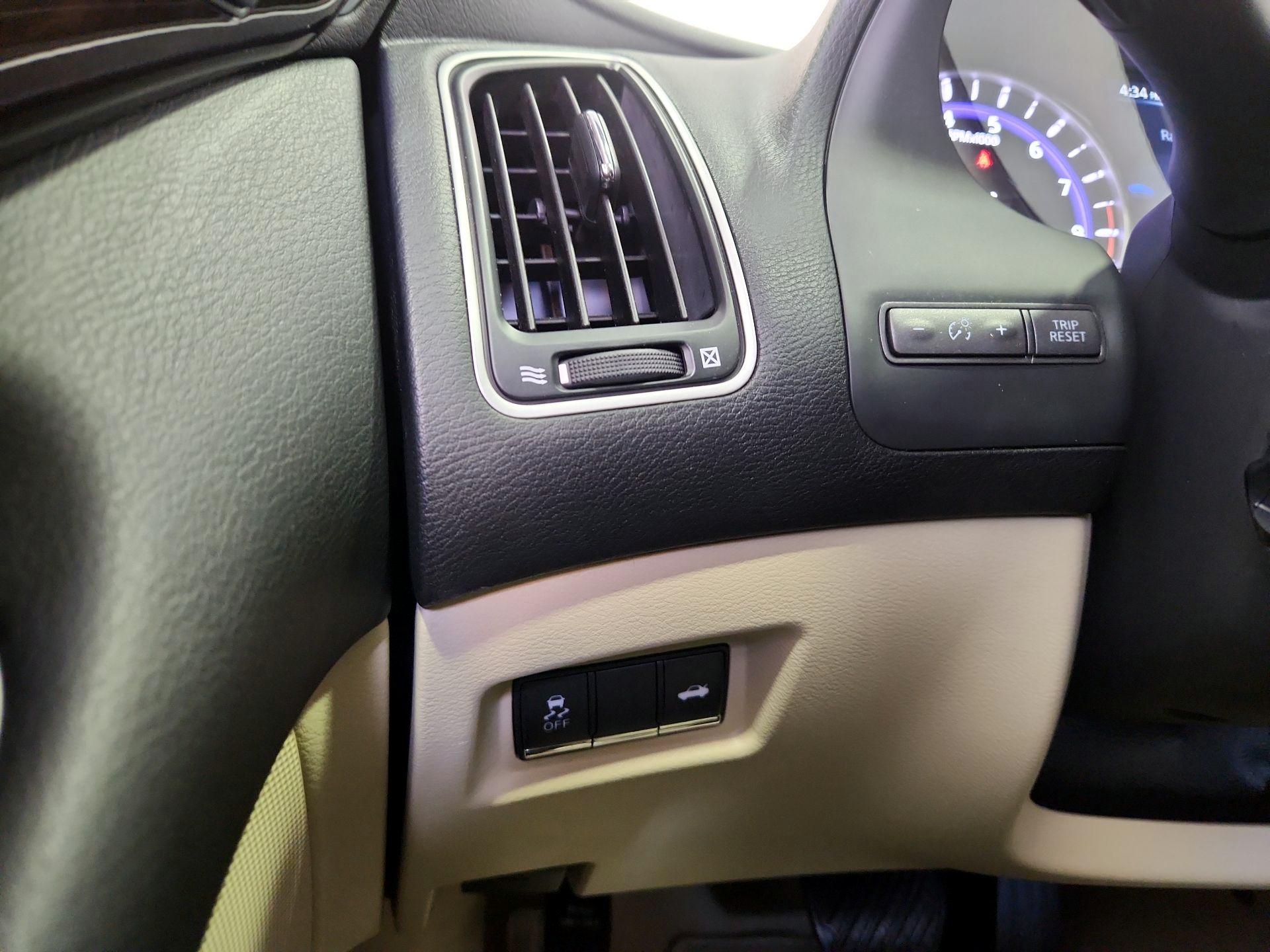 Thumbnail: 2015 INFINITI Q50 - 13
