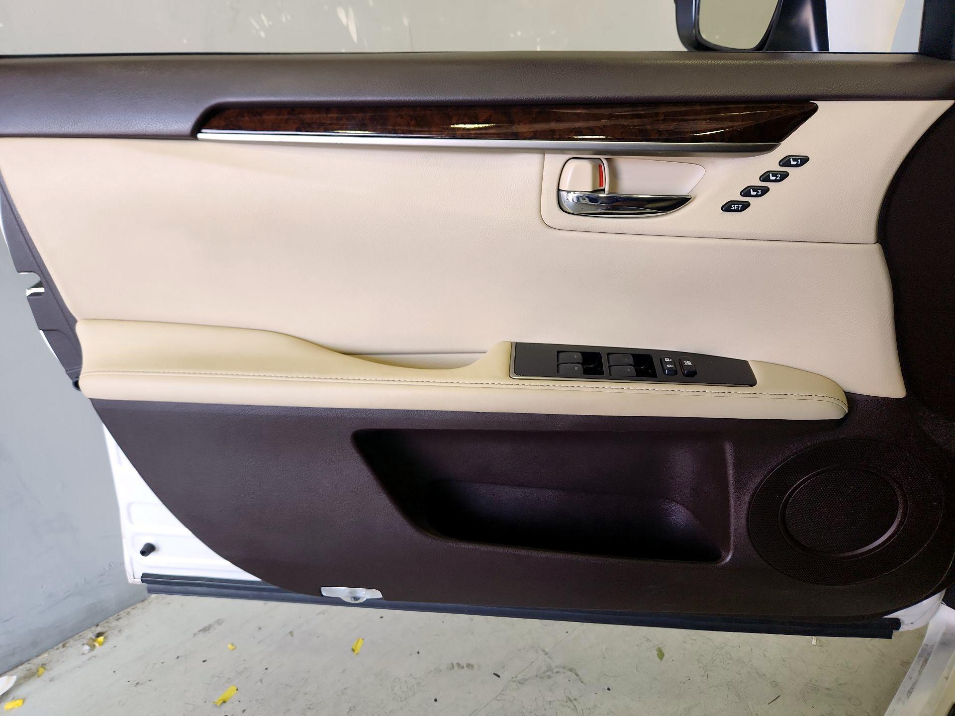 Thumbnail: 2016 Lexus ES - 12