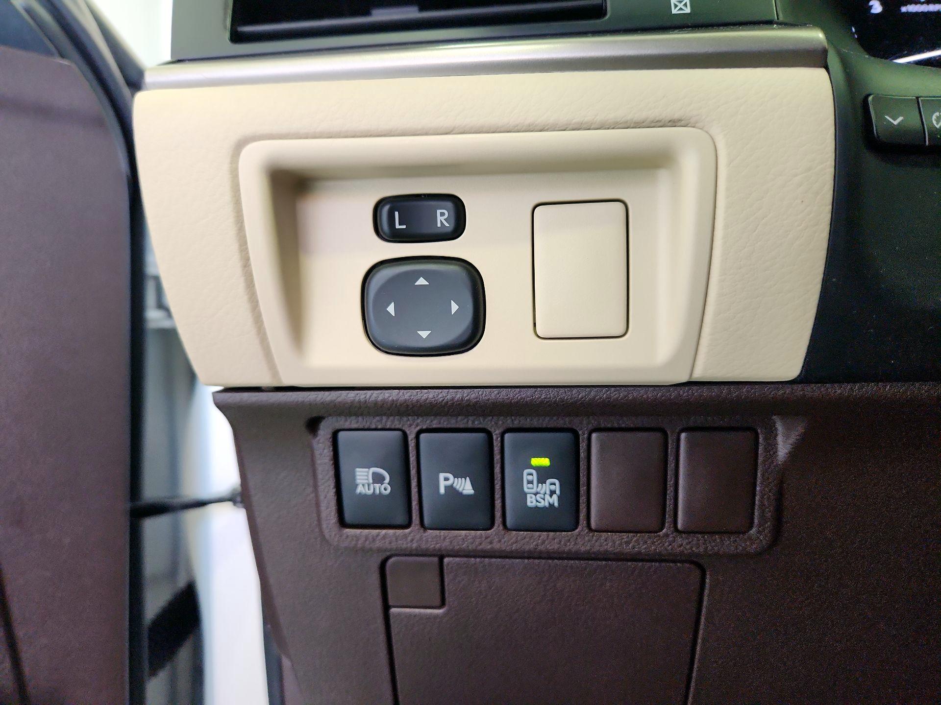 Thumbnail: 2016 Lexus ES - 13