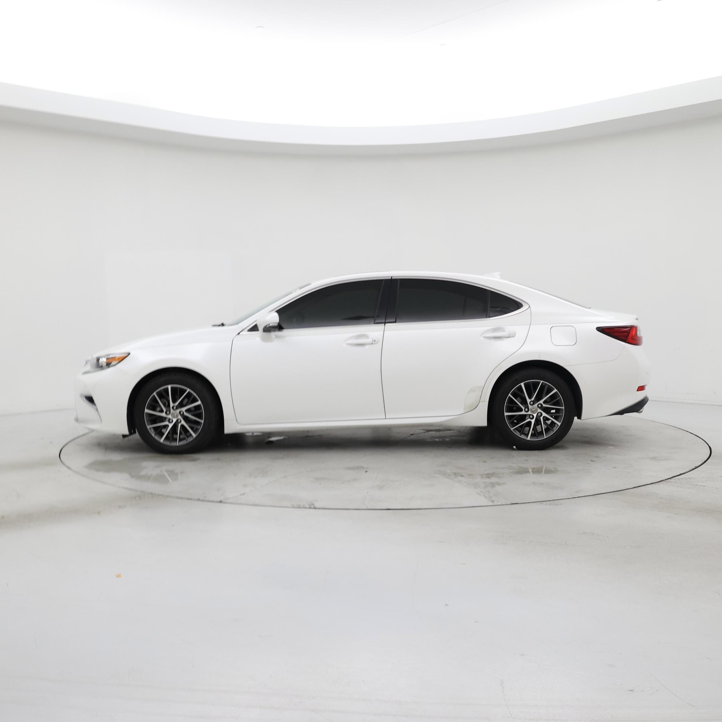 Thumbnail: 2016 Lexus ES - 3