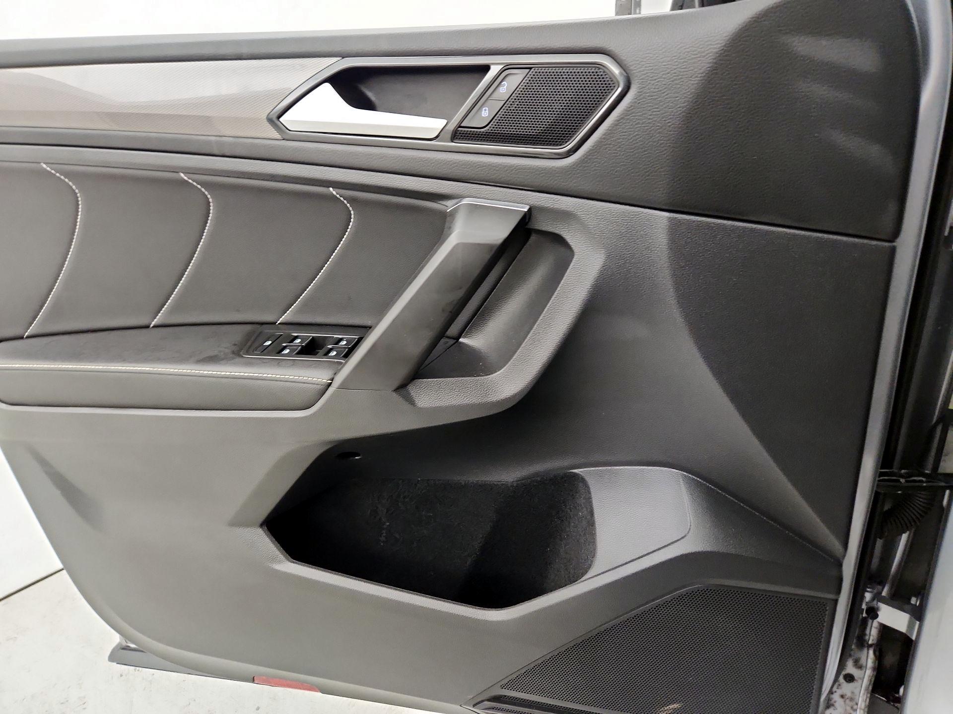 Thumbnail: 2022 Volkswagen Tiguan - 12