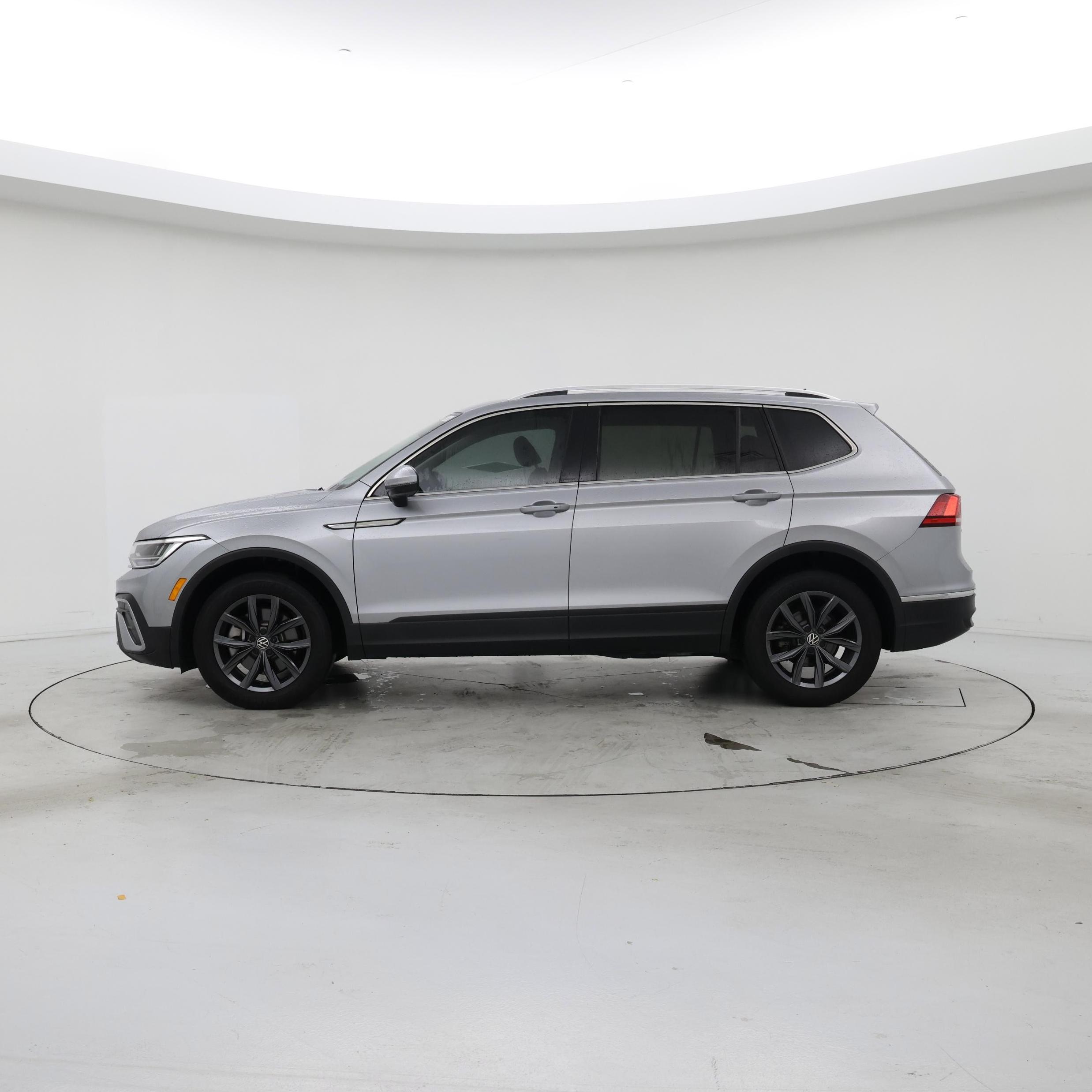 Thumbnail: 2022 Volkswagen Tiguan - 3