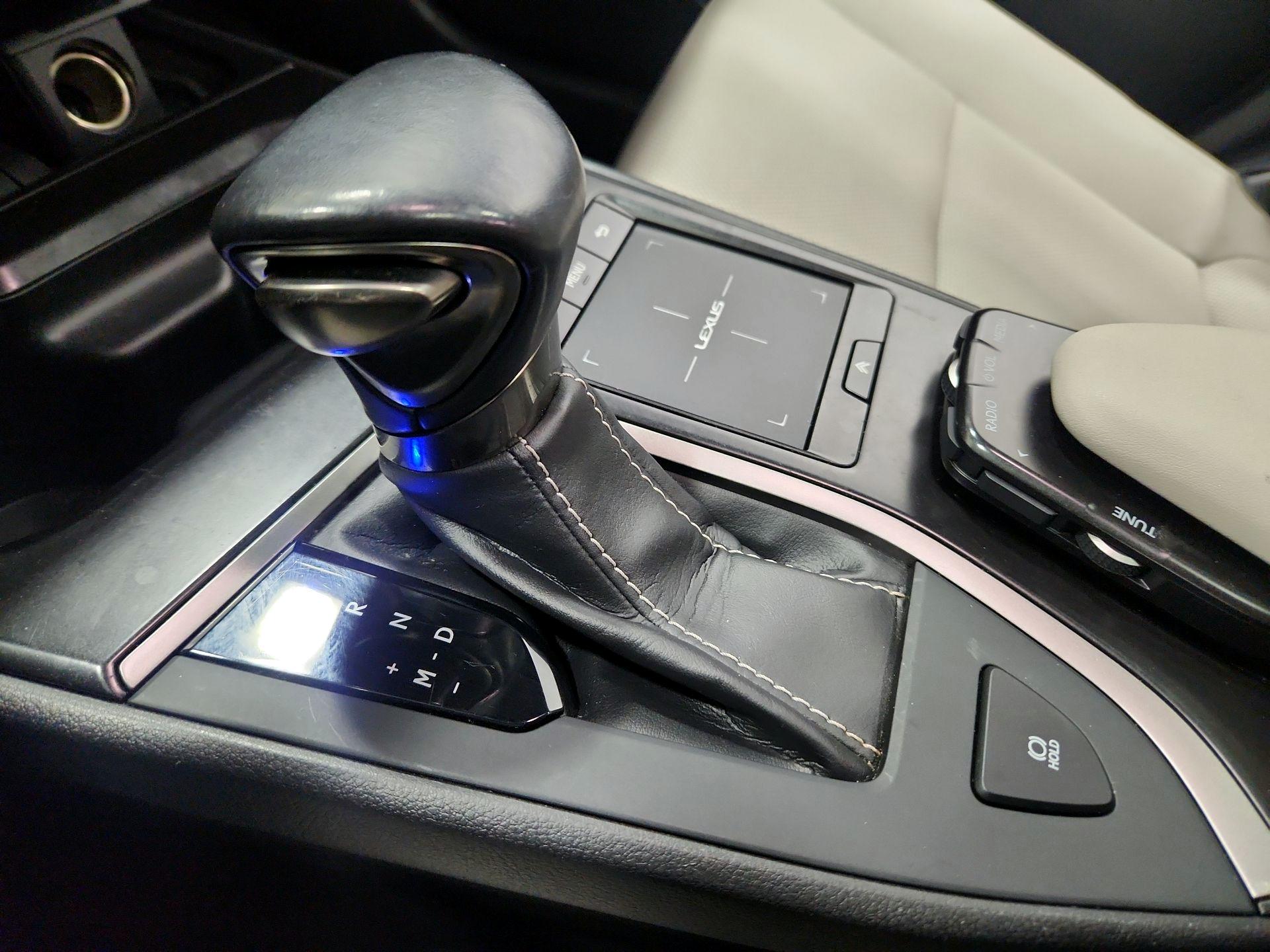 Thumbnail: 2019 Lexus UX - 17