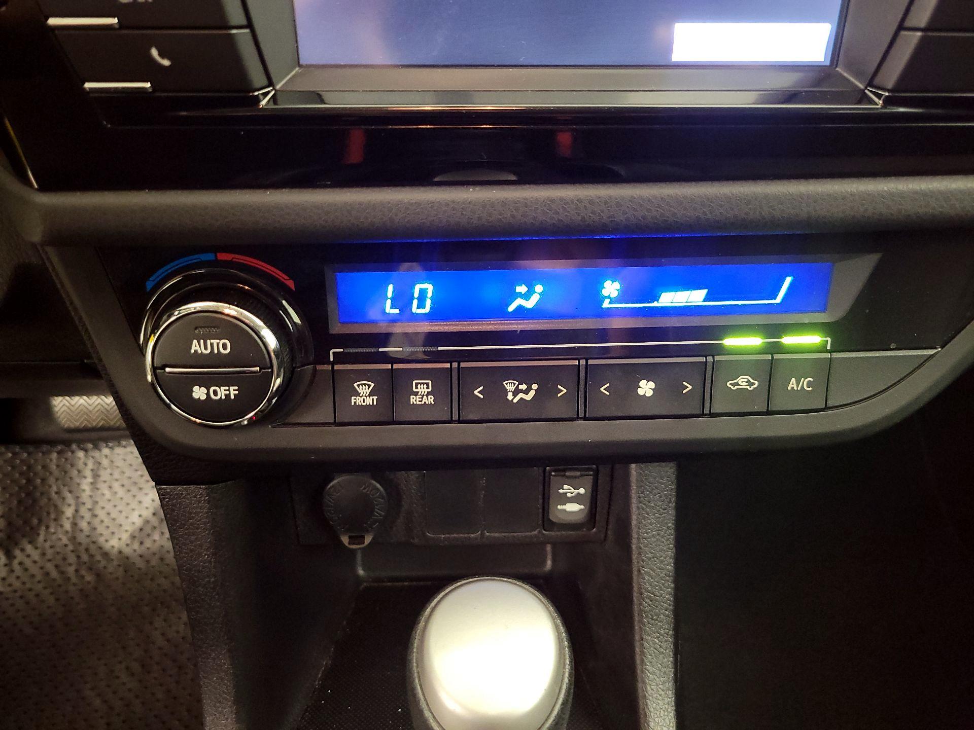 Thumbnail: 2015 Toyota Corolla - 16
