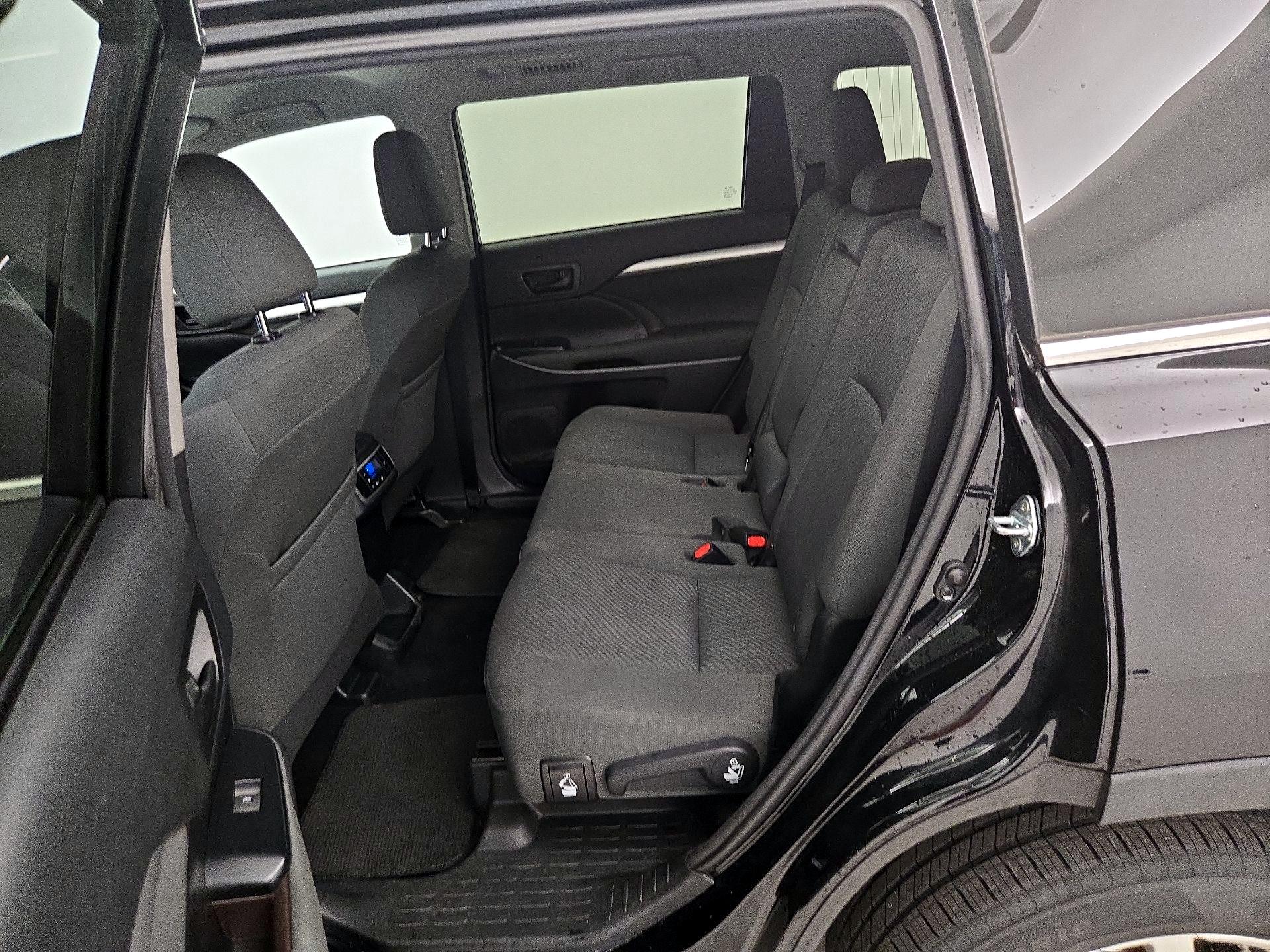 Thumbnail: 2016 Toyota Highlander - 19