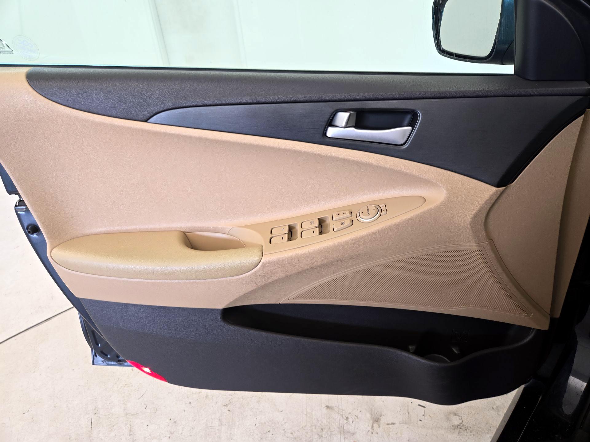 Thumbnail: 2014 Hyundai Sonata - 12
