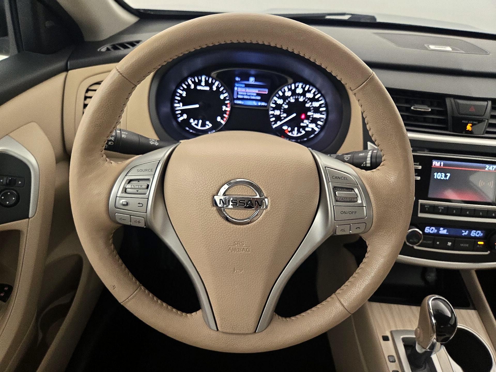 Thumbnail: 2017 Nissan Altima - 10