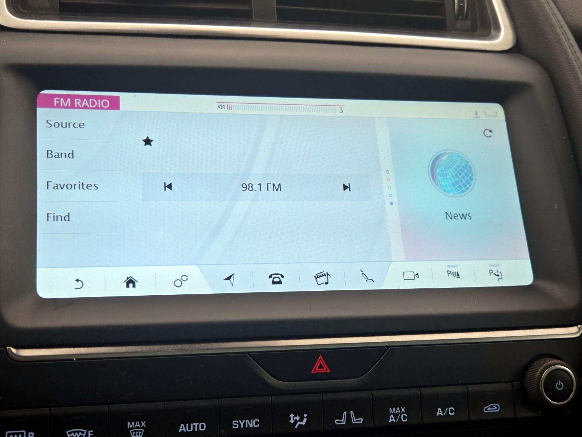 Thumbnail: 2018 Jaguar E-Pace - 16