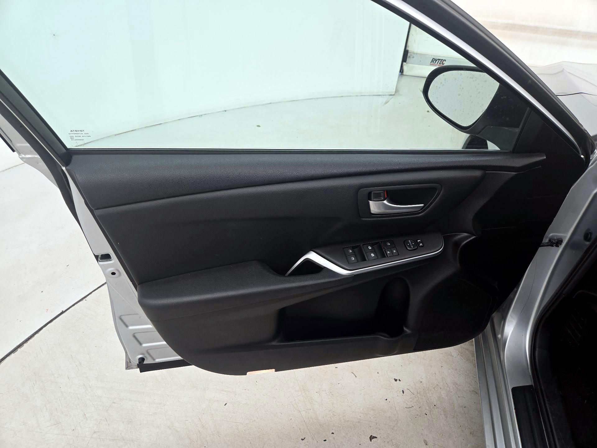 Thumbnail: 2015 Toyota Camry - 12