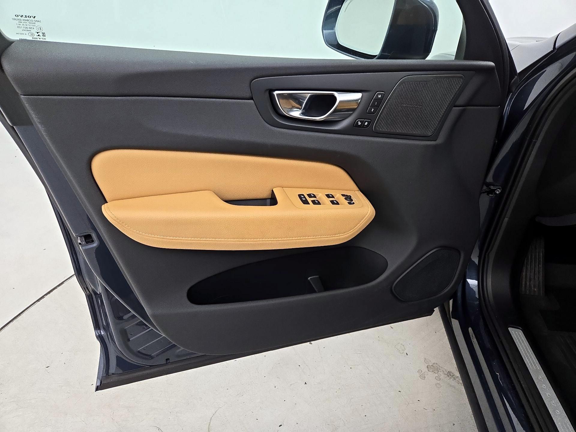 Thumbnail: 2020 Volvo XC60 - 12