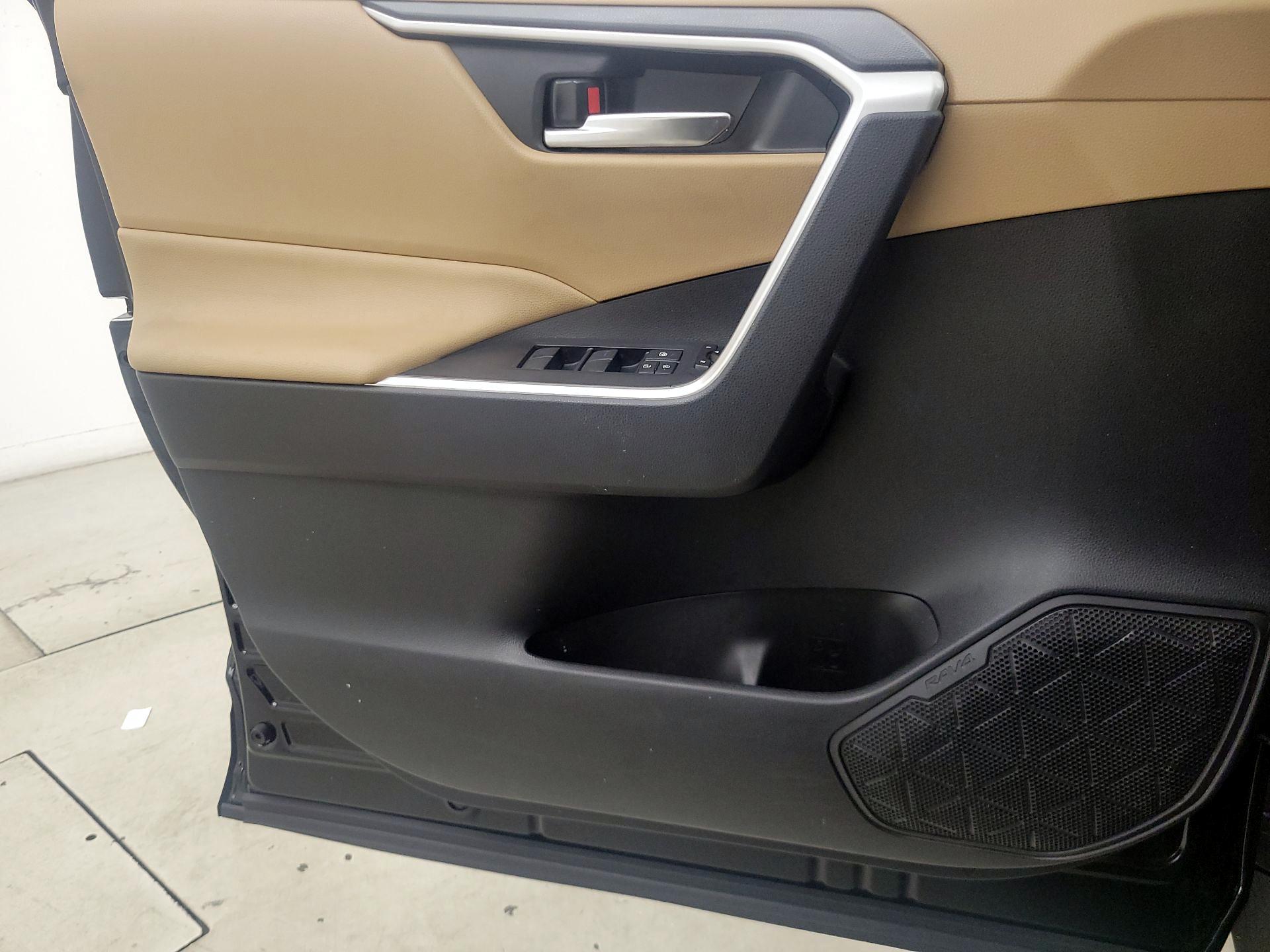 Thumbnail: 2021 Toyota RAV4 - 12