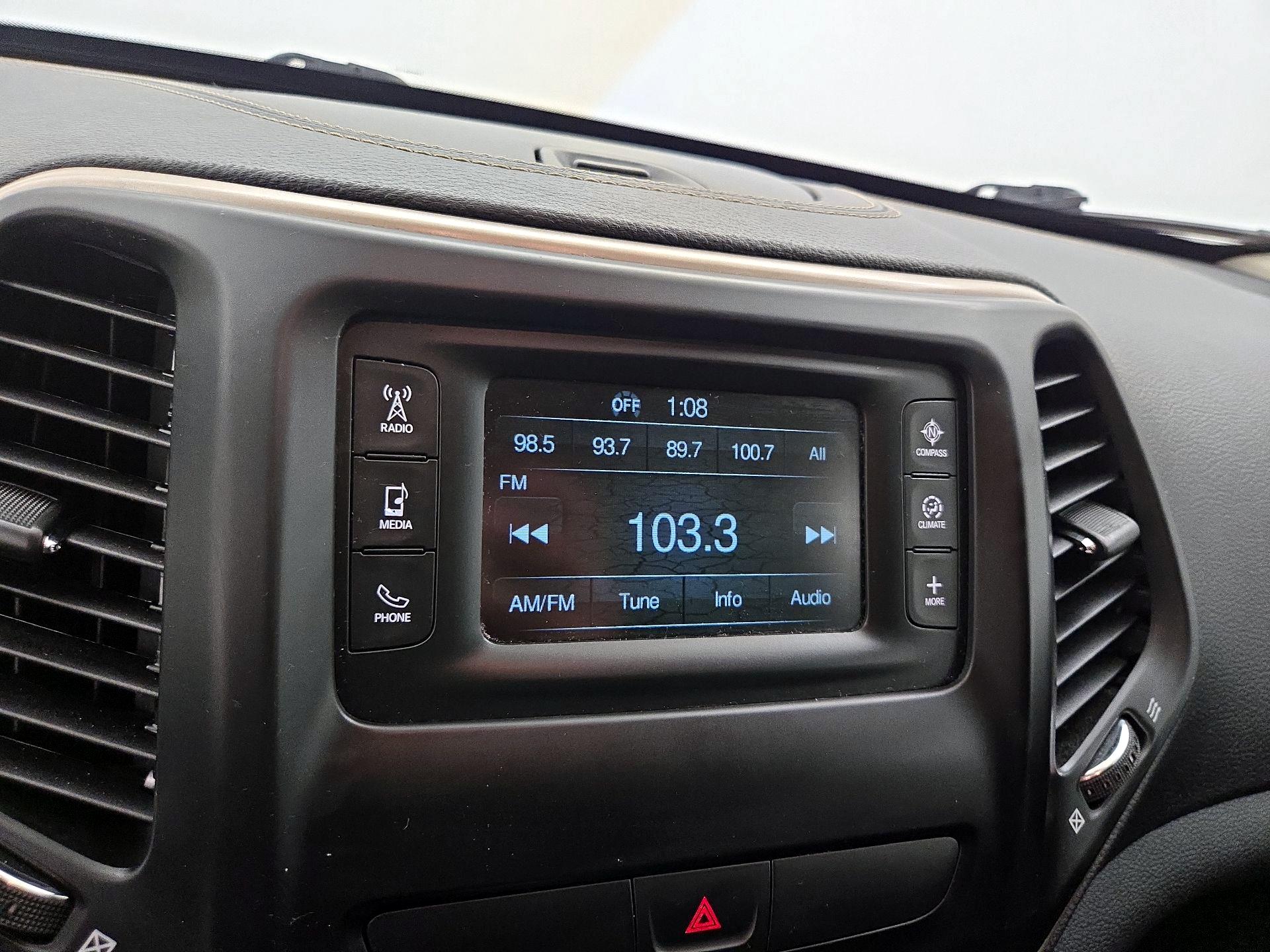 Thumbnail: 2016 Jeep Cherokee - 15