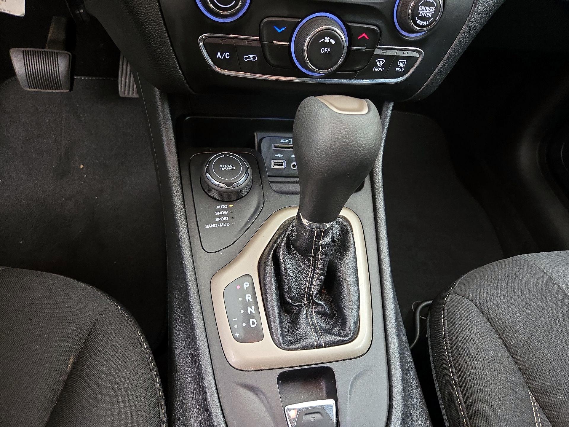 Thumbnail: 2016 Jeep Cherokee - 17